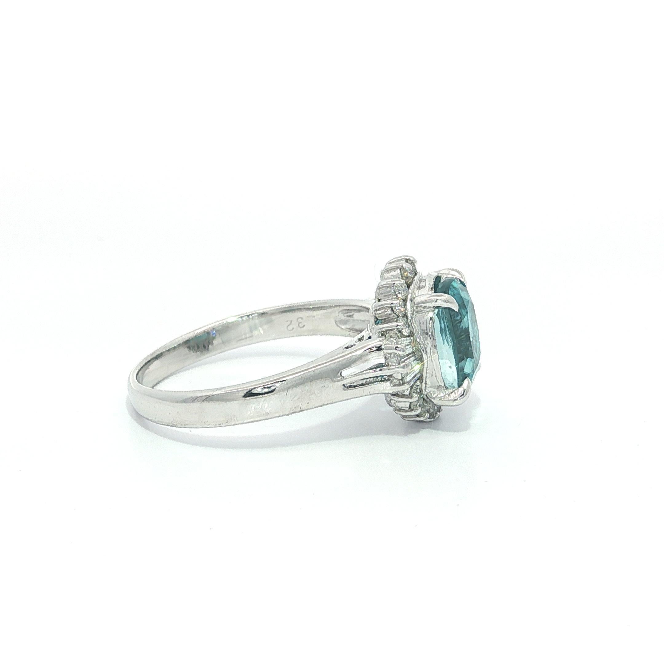 Anello in platino con zircone blu a cuscino e diamante da 5,46 ct. In condizioni ottime in vendita a Montclair, NJ