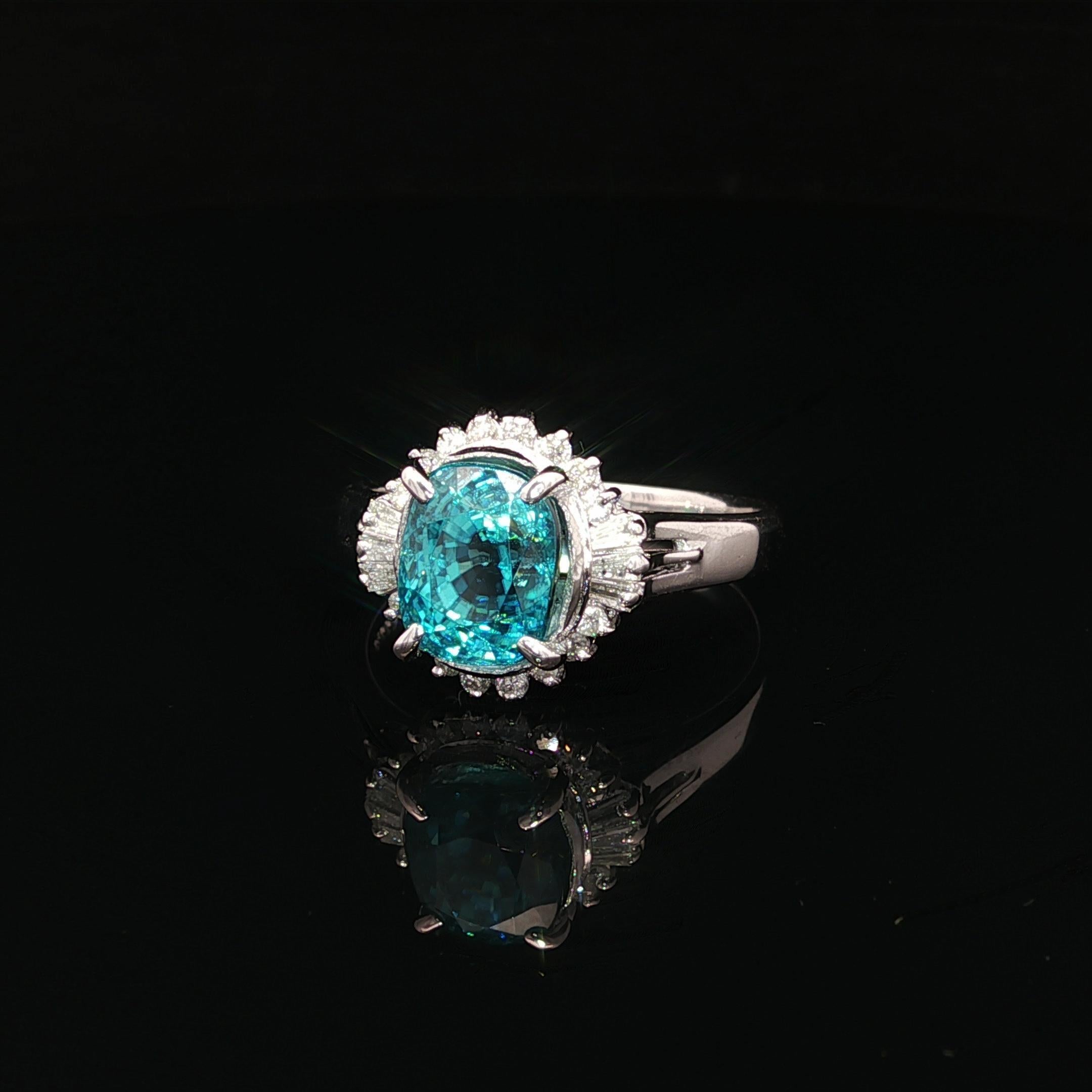 Donna Anello in platino con zircone blu a cuscino e diamante da 5,46 ct. in vendita