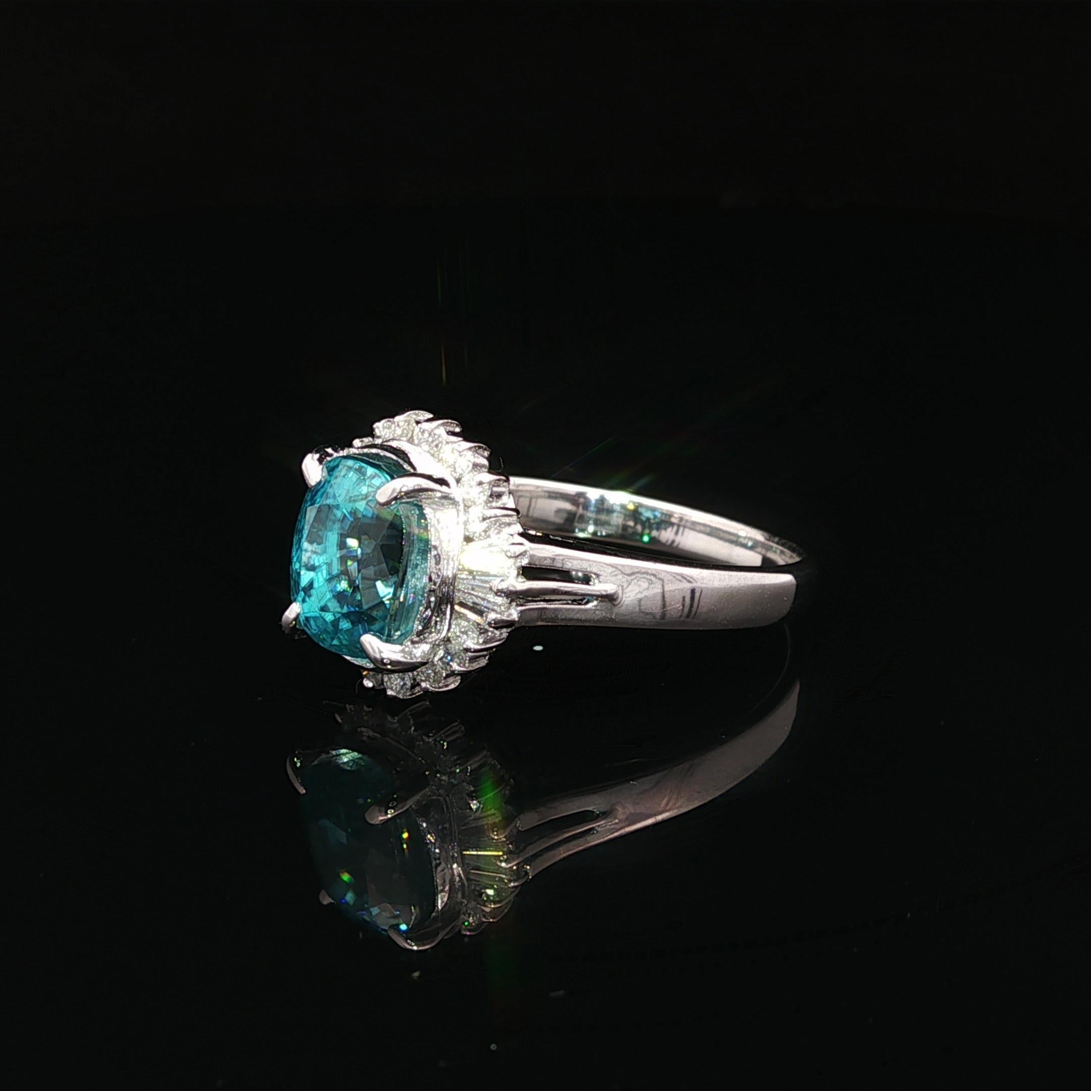 Anello in platino con zircone blu a cuscino e diamante da 5,46 ct. in vendita 1
