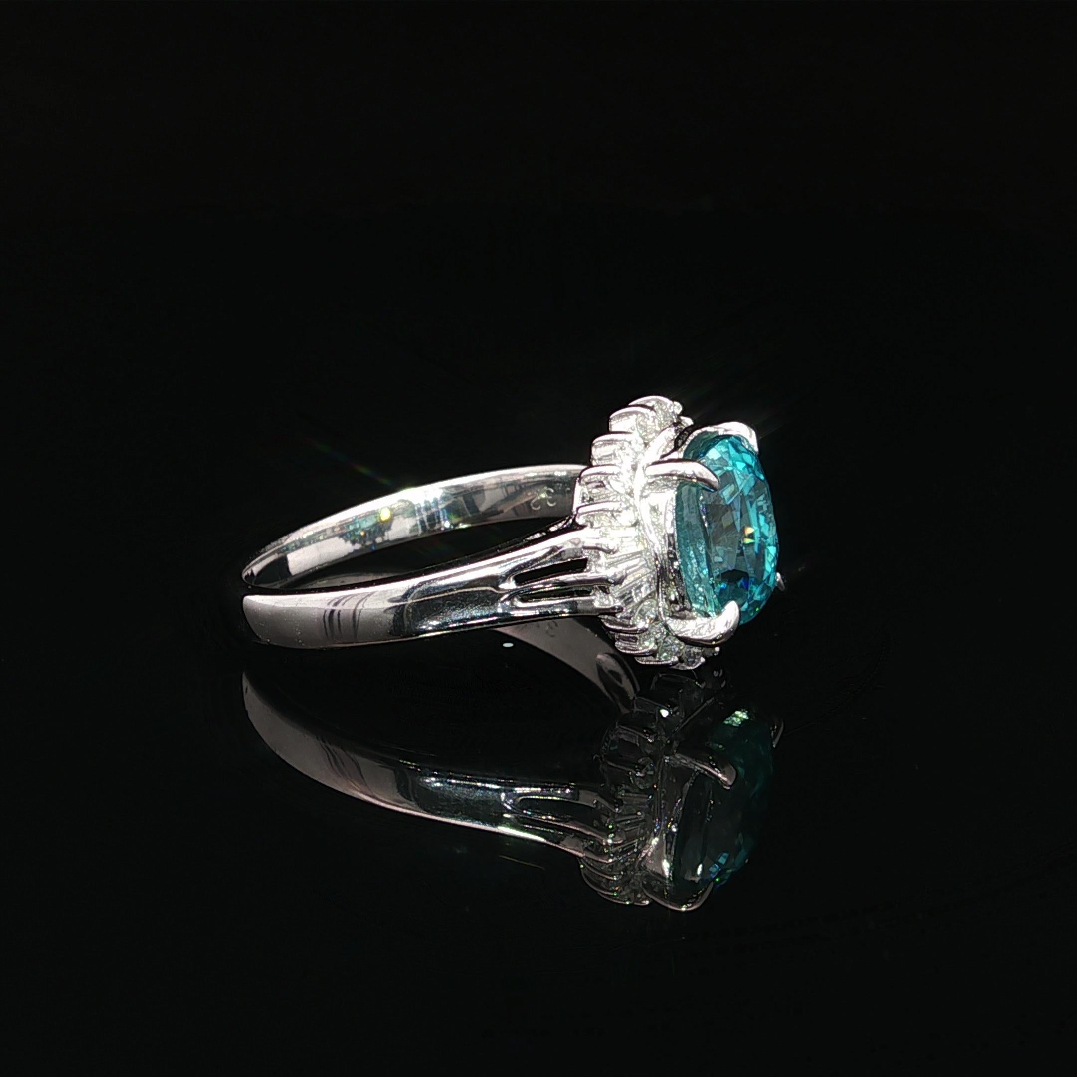 Anello in platino con zircone blu a cuscino e diamante da 5,46 ct. in vendita 2