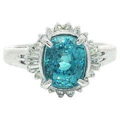 Anello in platino con zircone blu a cuscino e diamante da 5,46 ct.