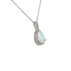 Colgante de halo de ópalo australiano y diamante en platino de 0,54 ct con cadena de platino de 18