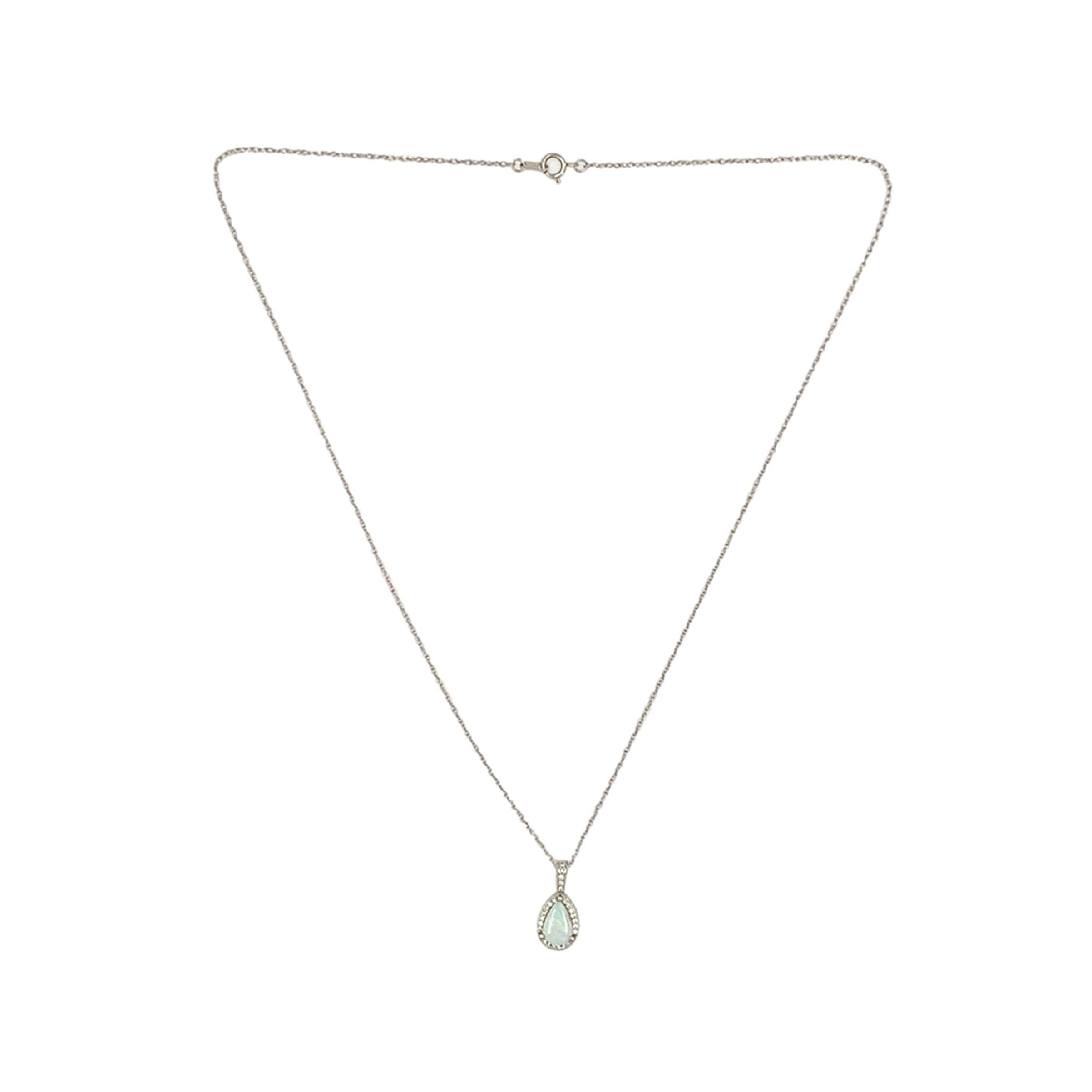 Taglio a goccia Ciondolo aureola in platino con opale australiano e diamante da 0,54 carati e catena in platino da 18