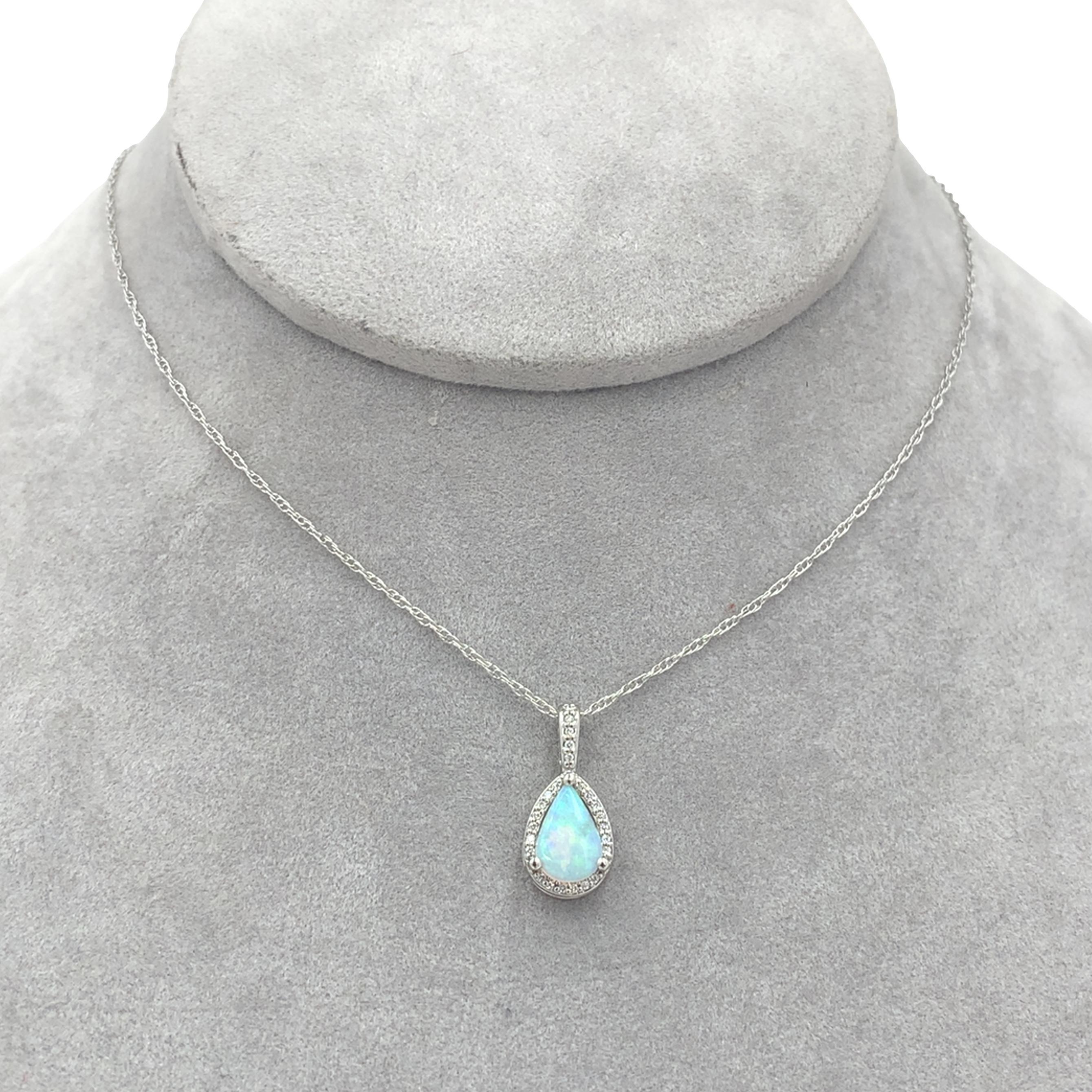 Donna Ciondolo aureola in platino con opale australiano e diamante da 0,54 carati e catena in platino da 18