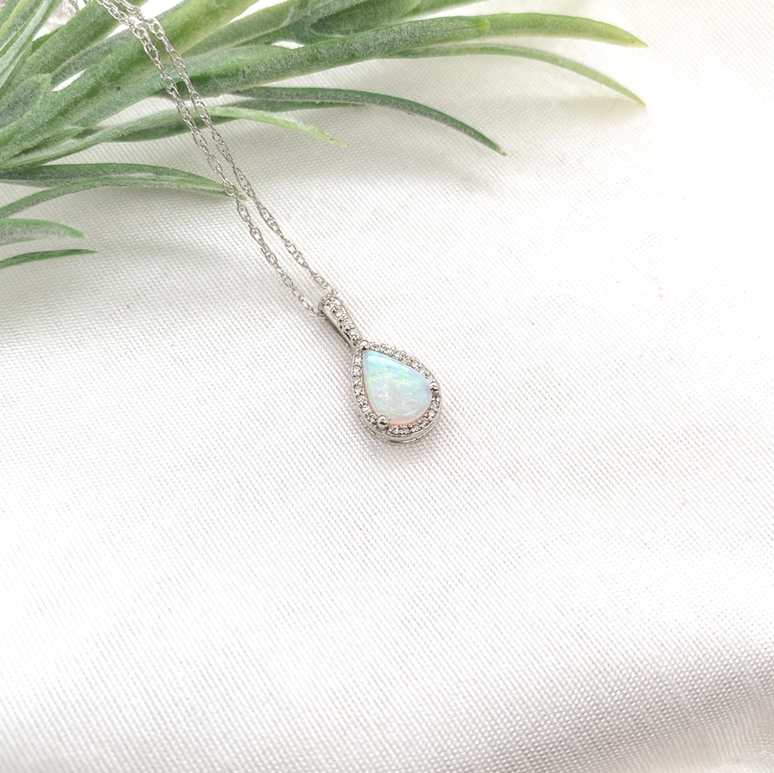 Ciondolo aureola in platino con opale australiano e diamante da 0,54 carati e catena in platino da 18