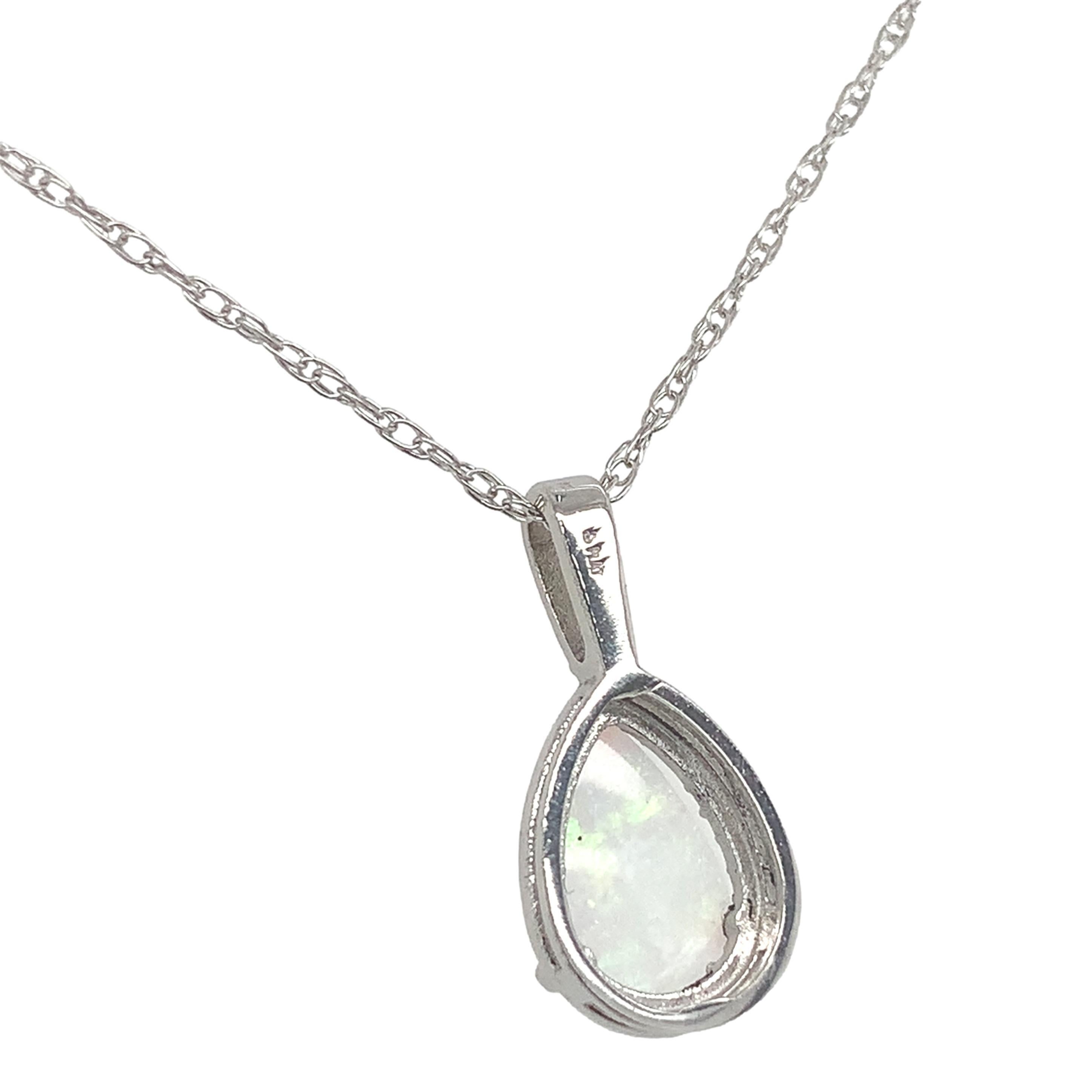 Ciondolo aureola in platino con opale australiano e diamante da 0,54 carati e catena in platino da 18