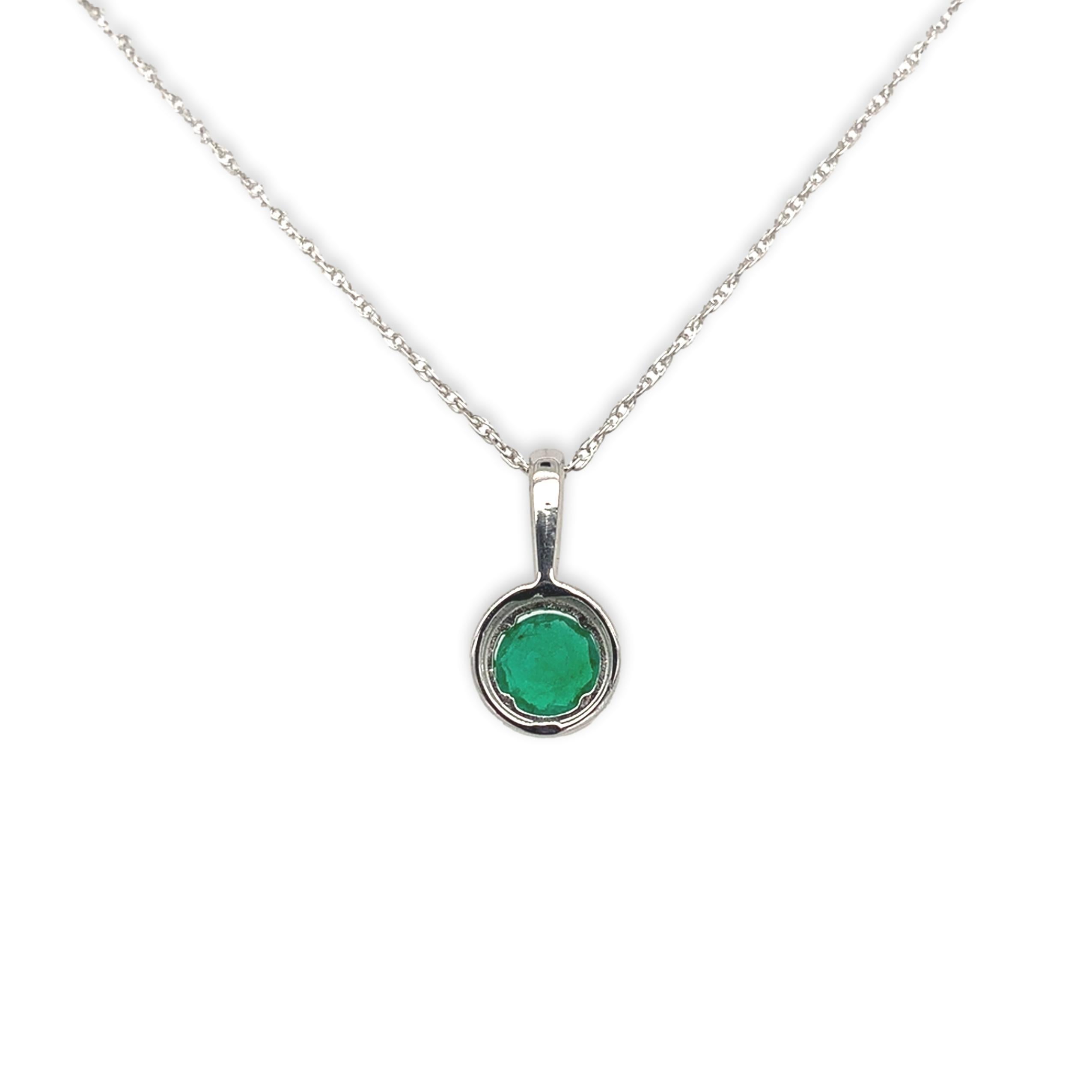 Taille ronde Pendentif en platine de 0,55ct en émeraude fine et diamant avec chaîne en platine de 18