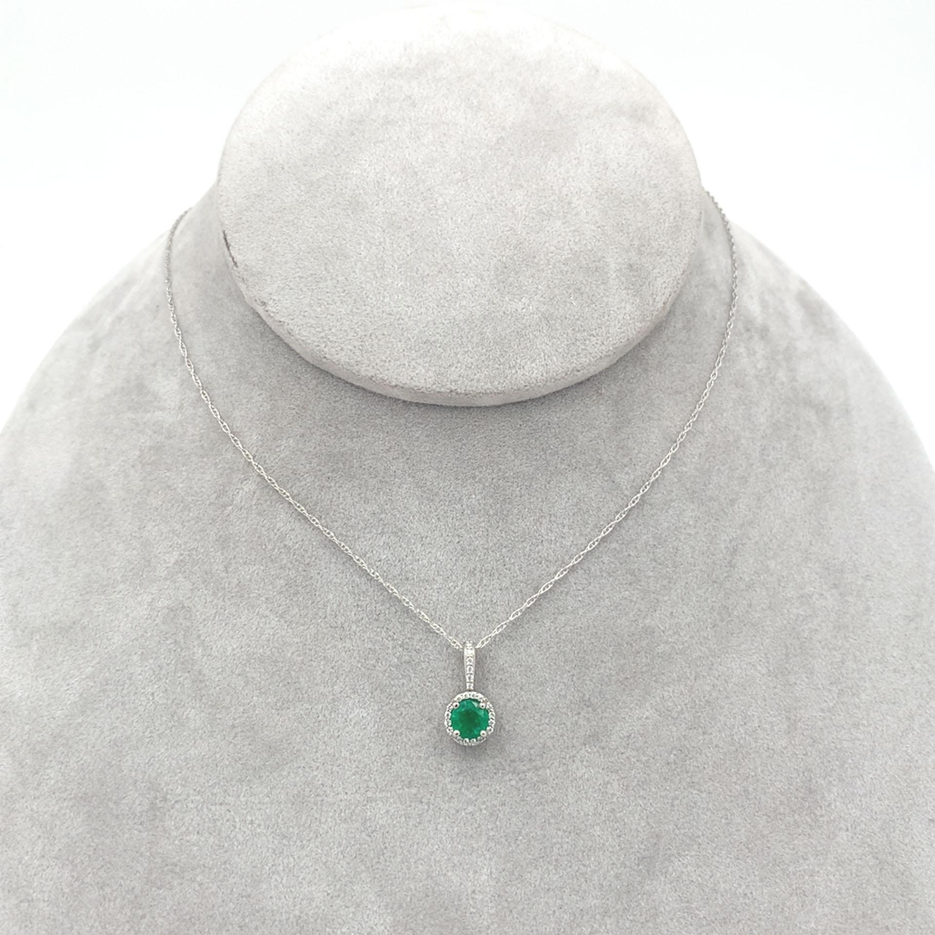 Pendentif en platine de 0,55ct en émeraude fine et diamant avec chaîne en platine de 18