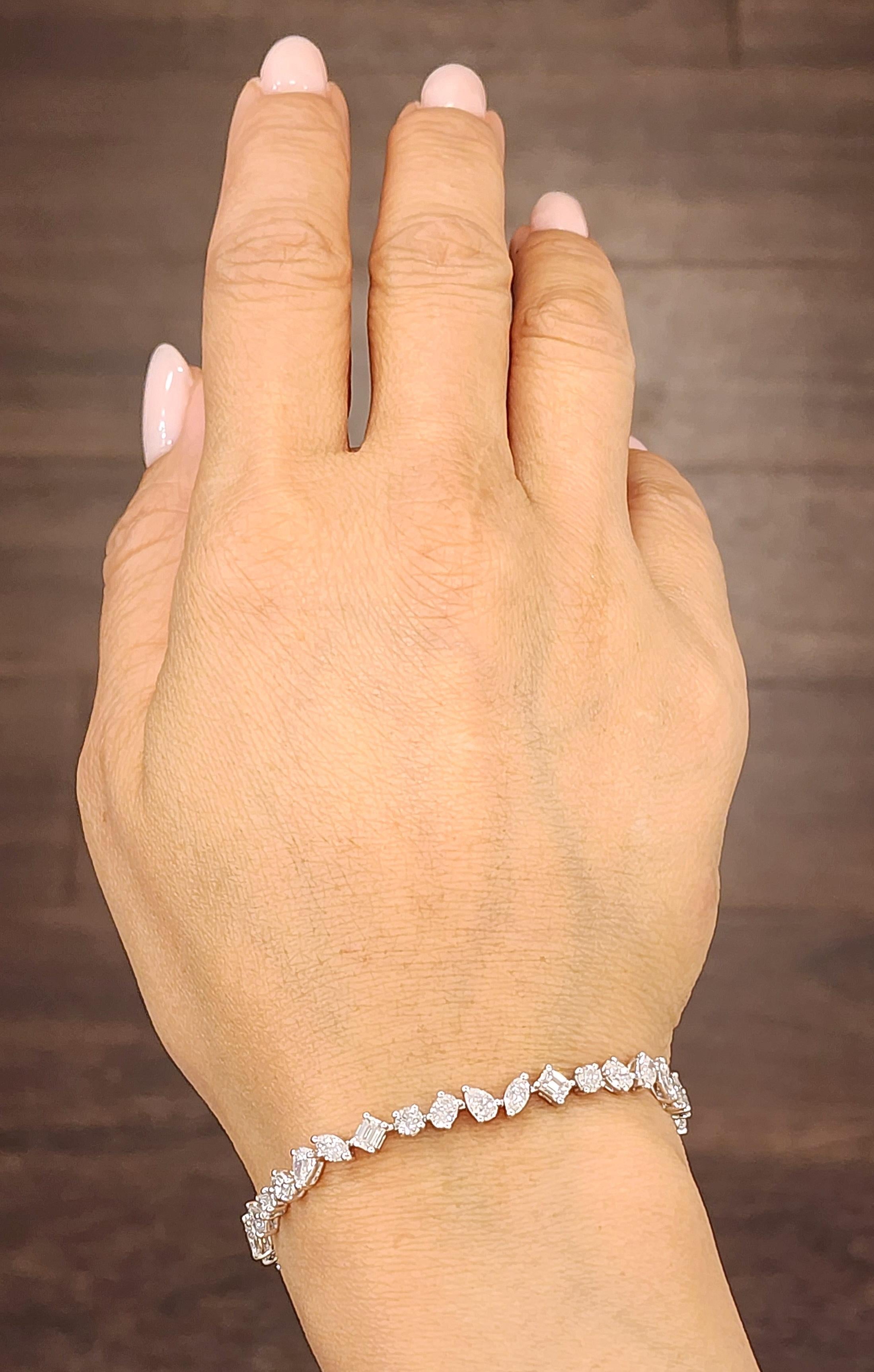 Esta impresionante pulsera es una auténtica obra de arte, con diamantes de talla mixta con un peso total en quilates de 5,65 quilates. Los diamantes exhiben un tono blanco brillante de color E/F y claridad VS1/VS2, ofreciendo un brillo y una