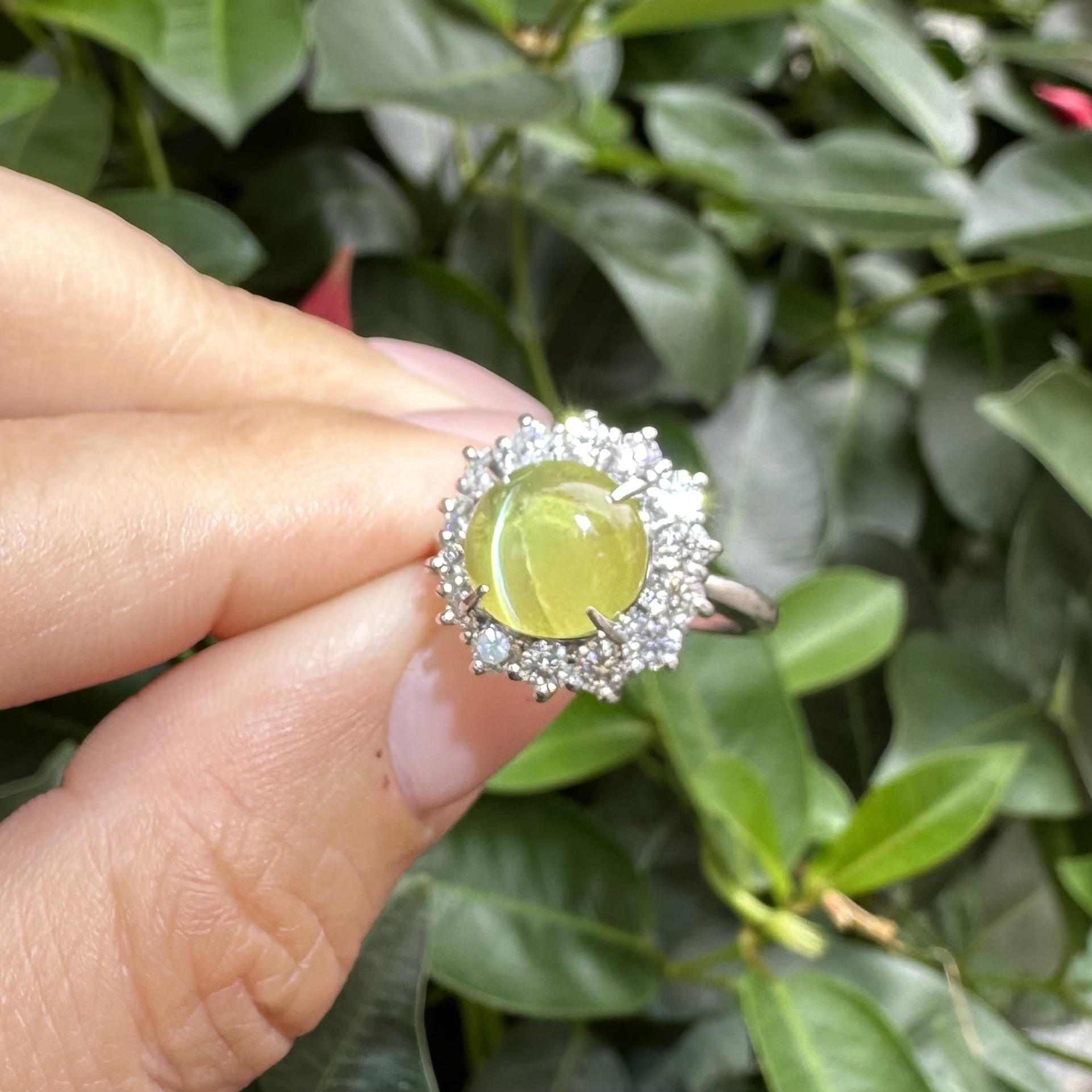 Anello in platino con occhio di gatto cabochon rotondo con diamante a raggiera da 5,71 ct. in vendita 11