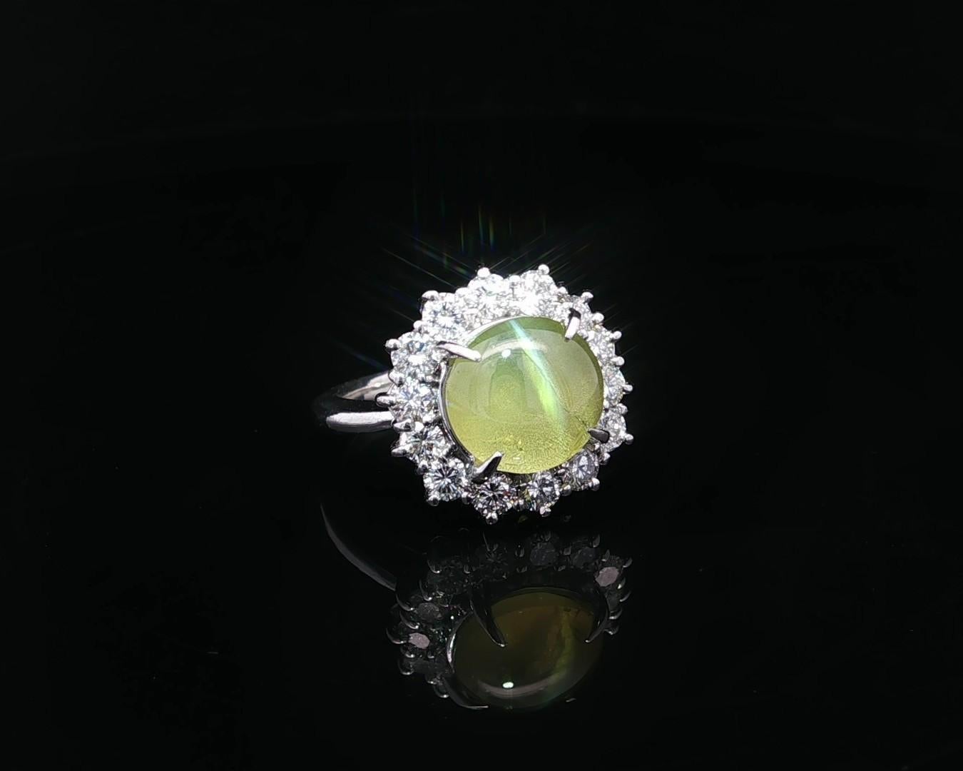Cabochon Anello in platino con occhio di gatto cabochon rotondo con diamante a raggiera da 5,71 ct. in vendita