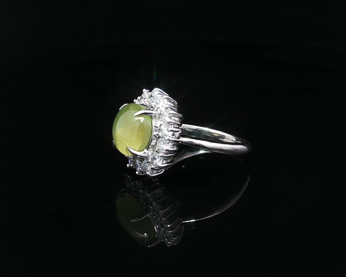 Anello in platino con occhio di gatto cabochon rotondo con diamante a raggiera da 5,71 ct. in vendita 1