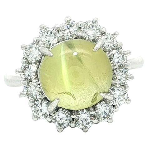 Anello in platino con occhio di gatto cabochon rotondo con diamante a raggiera da 5,71 ct.