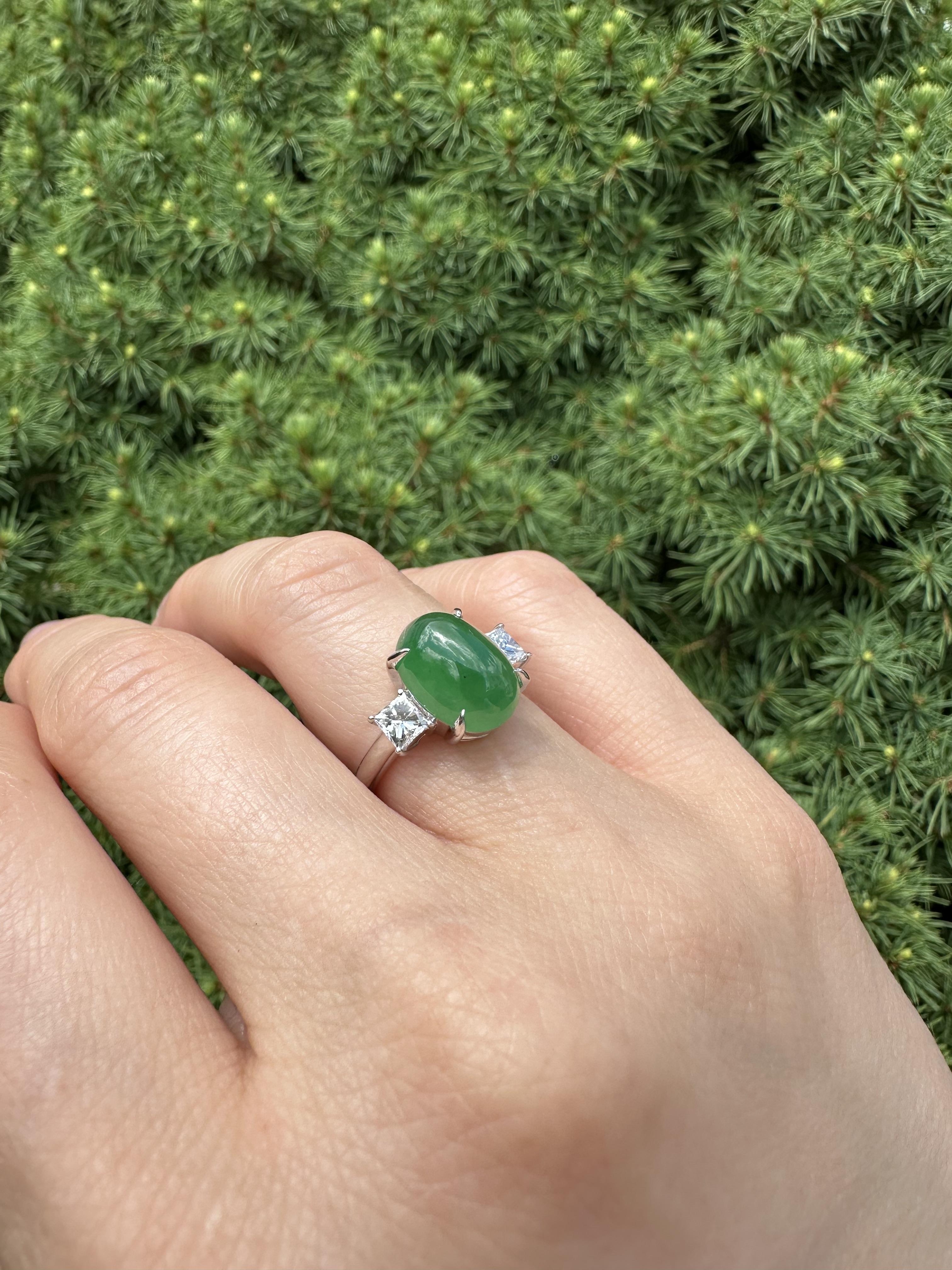Donna Anello in platino con giada verde mela traslucida da 5,73 ct. con diamanti Princess in vendita