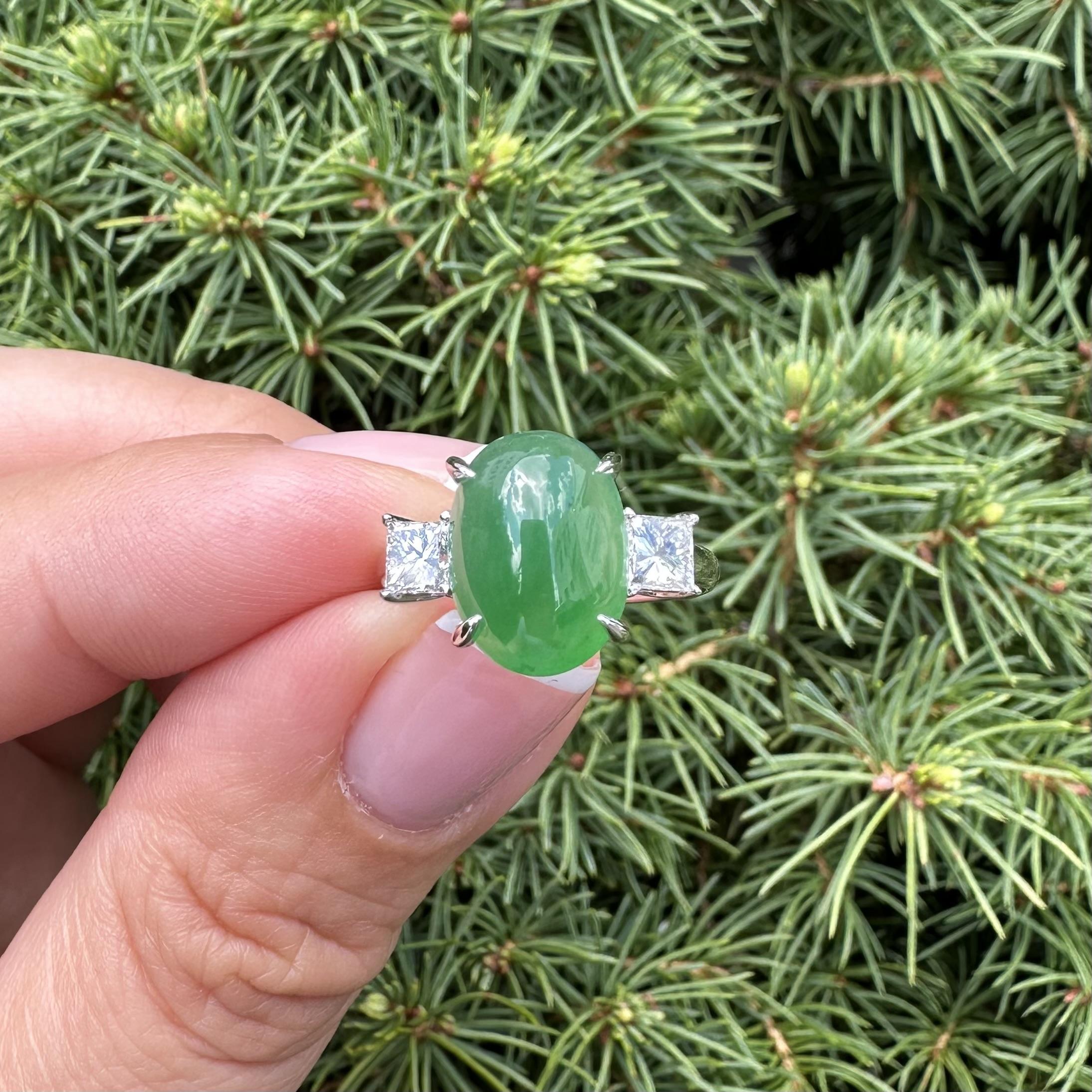 Anello in platino con giada verde mela traslucida da 5,73 ct. con diamanti Princess in vendita 1