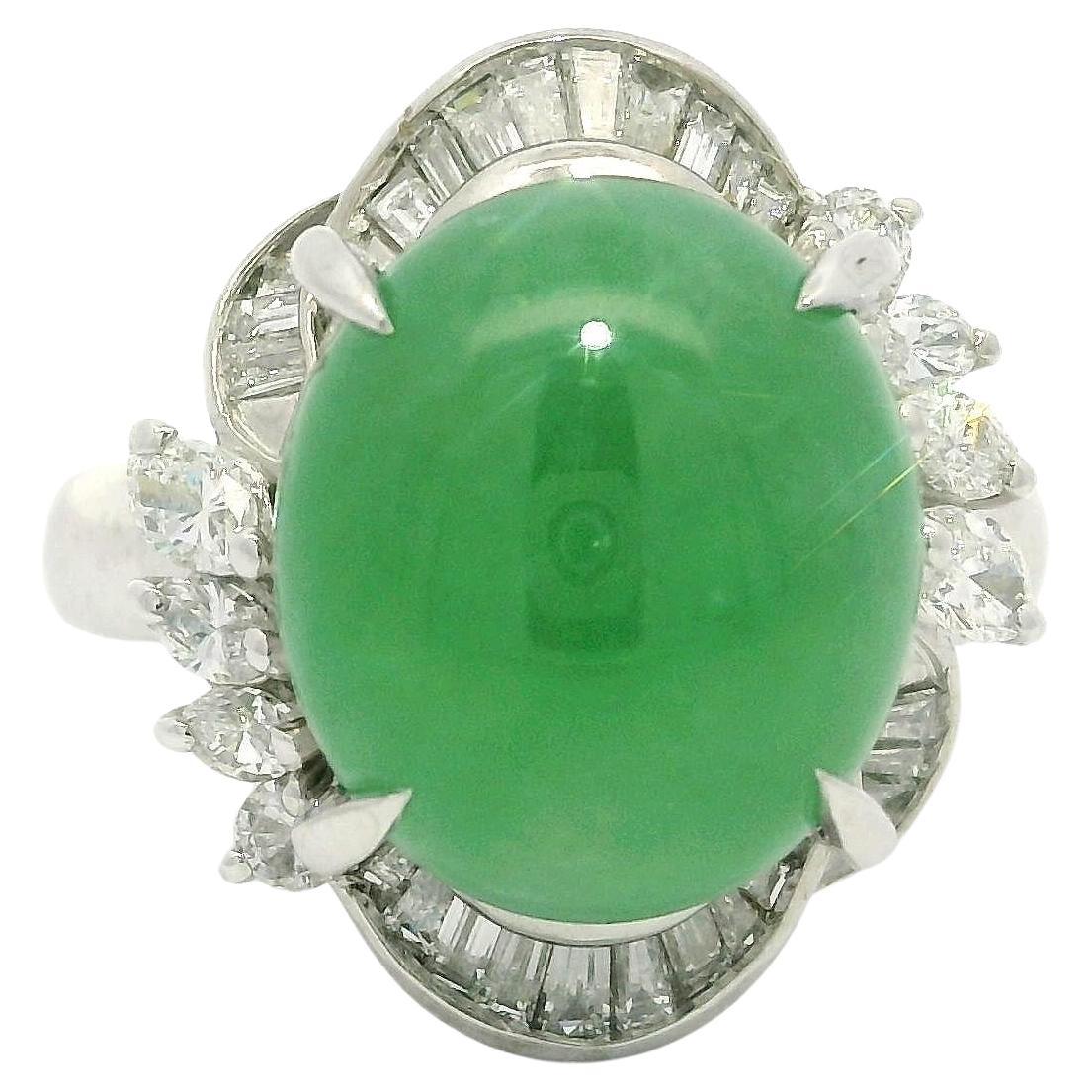 Anello in platino con giada verde mela traslucida da 5,73 ct. con diamanti Princess in vendita