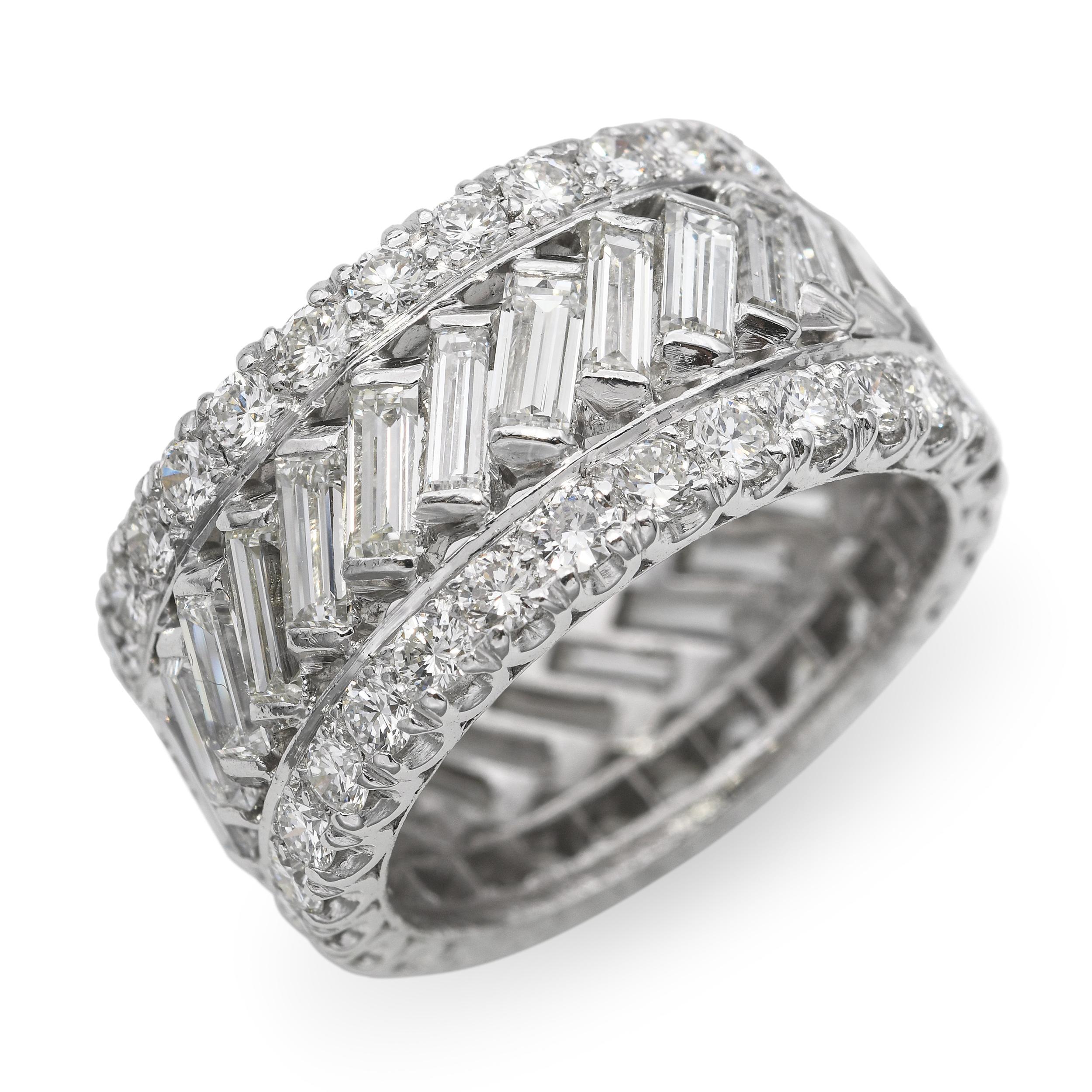 Questo splendido anello a fascia larga è realizzato in lussuoso platino e incastonato con un totale di 5,79 carati di diamanti naturali. Il design è caratterizzato da 2,43 carati di diamanti taglio baguette incastonati diagonalmente al centro,