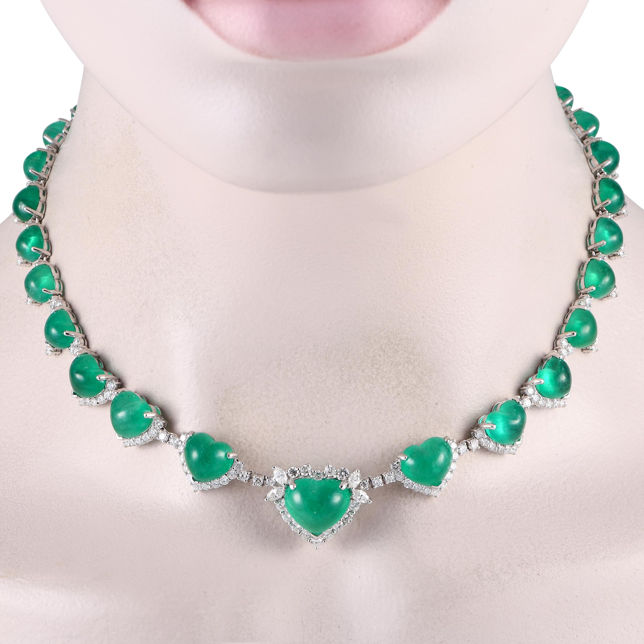 Questa lussuosa collana è divertente, favolosa e pensata per farsi notare. Gemme di smeraldo a forma di cuore per un totale di 70,9 carati sono circondate da diamanti scintillanti per un totale di 5,84 carati su questo accessorio di grande effetto.
