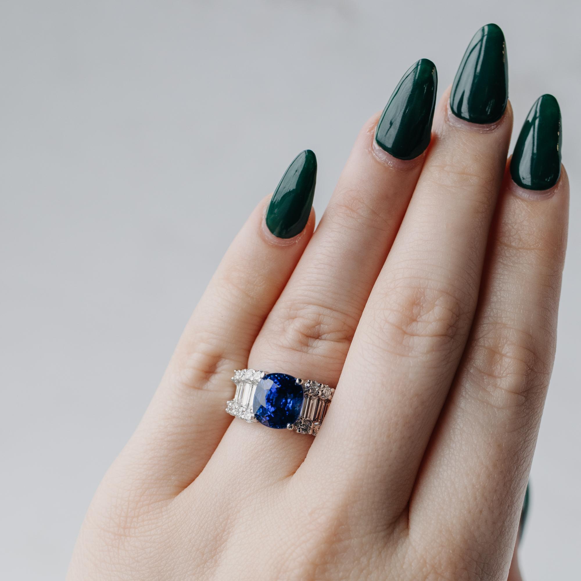 Women's or Men's Platinum 5.85 Carat Blue Sapphire and Baguette Diamond Ring For Sale