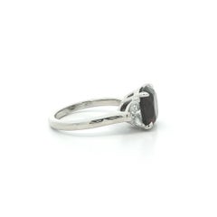 Anello in platino con granato “color change” da 5,94 carati totali (ctw), certificato GIA, taglio “cushion”, con diamanti a forma di mezzaluna ai lati