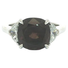 Anello in platino con granato “color change” da 5,94 carati totali (ctw), certificato GIA, taglio “cushion”, con diamanti a forma di mezzaluna ai lati