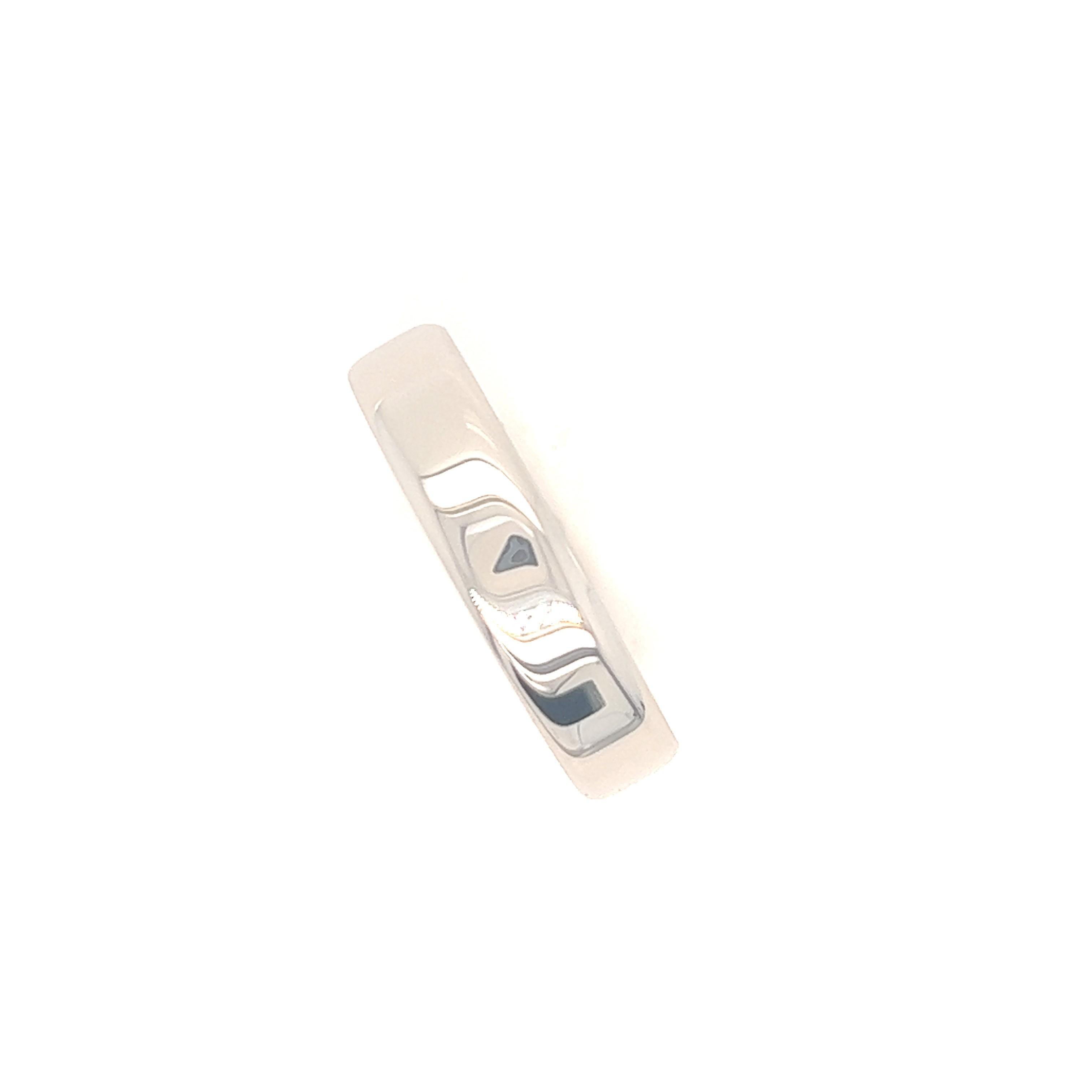 Bracelet en platine de 5 mm de large Fabriqué à la main à Londres, notre profil supérieur plat avec des bords roulés présente une doublure adoucie et confortable, présentée dans une jauge légère.

Taille : 10 Taille US : U Taille UK : 63
