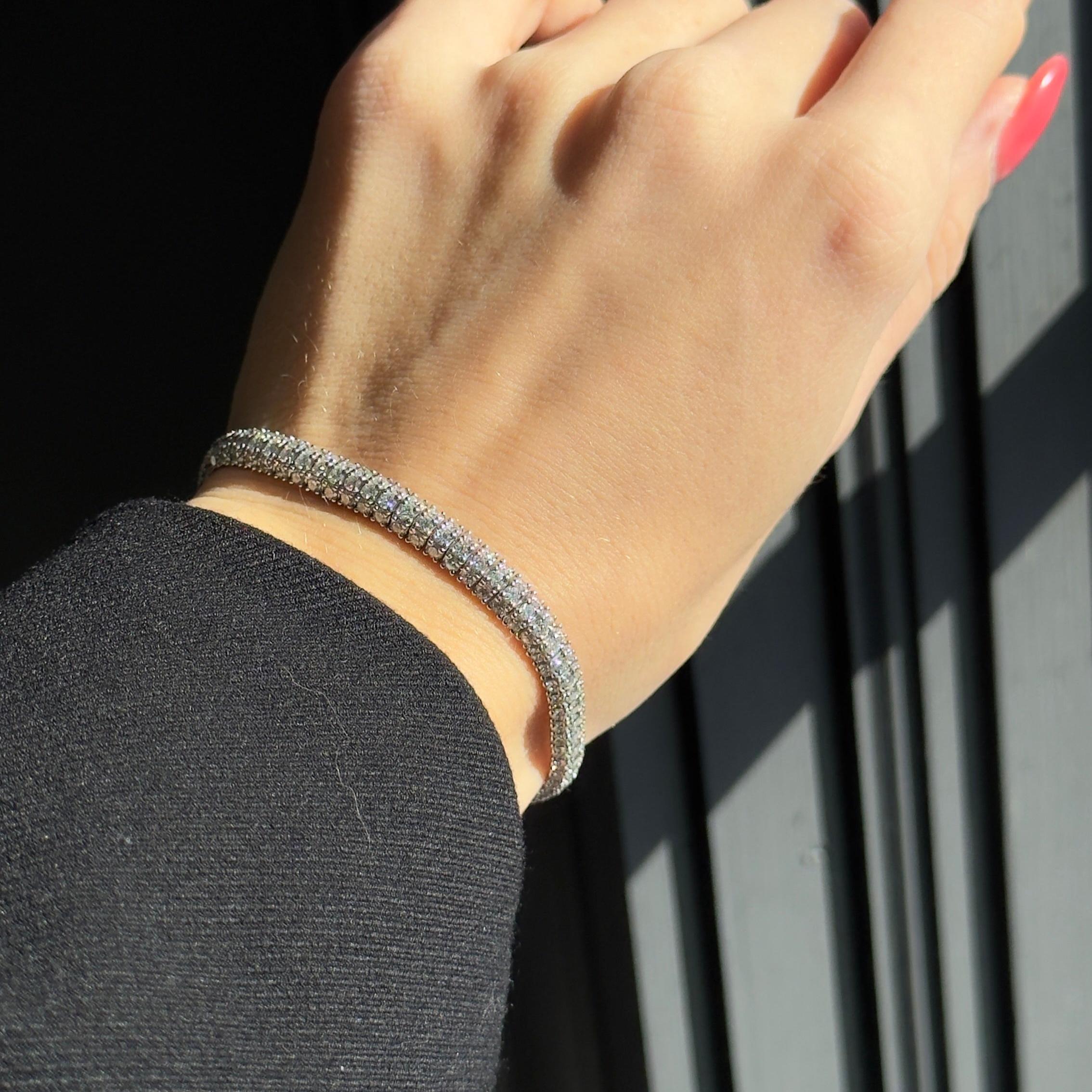 Taglio rotondo Bracciale in platino con pavé di diamanti rotondi da 6 carati in vendita