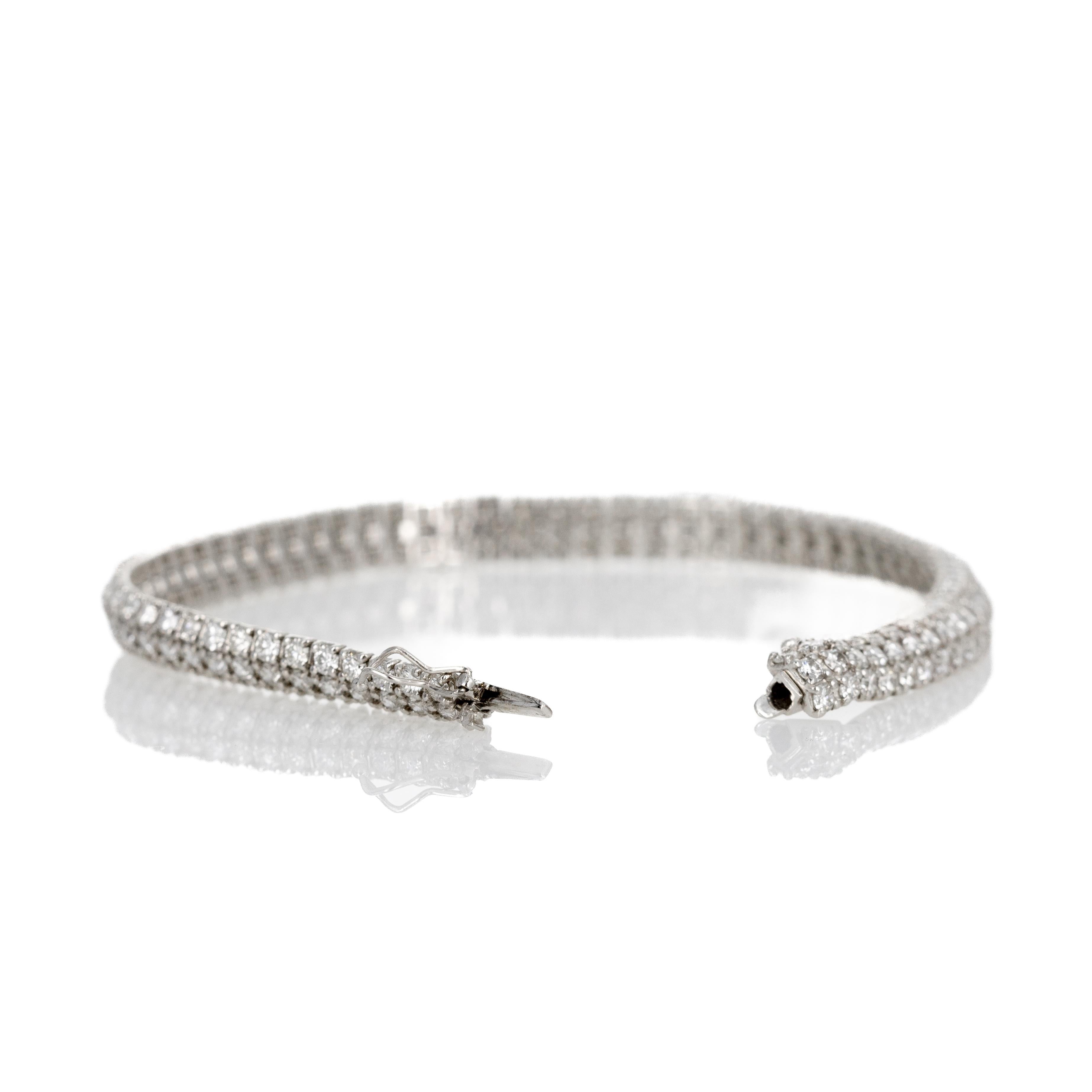 Bracciale in platino con pavé di diamanti rotondi da 6 carati In condizioni ottime in vendita a Cape May, NJ