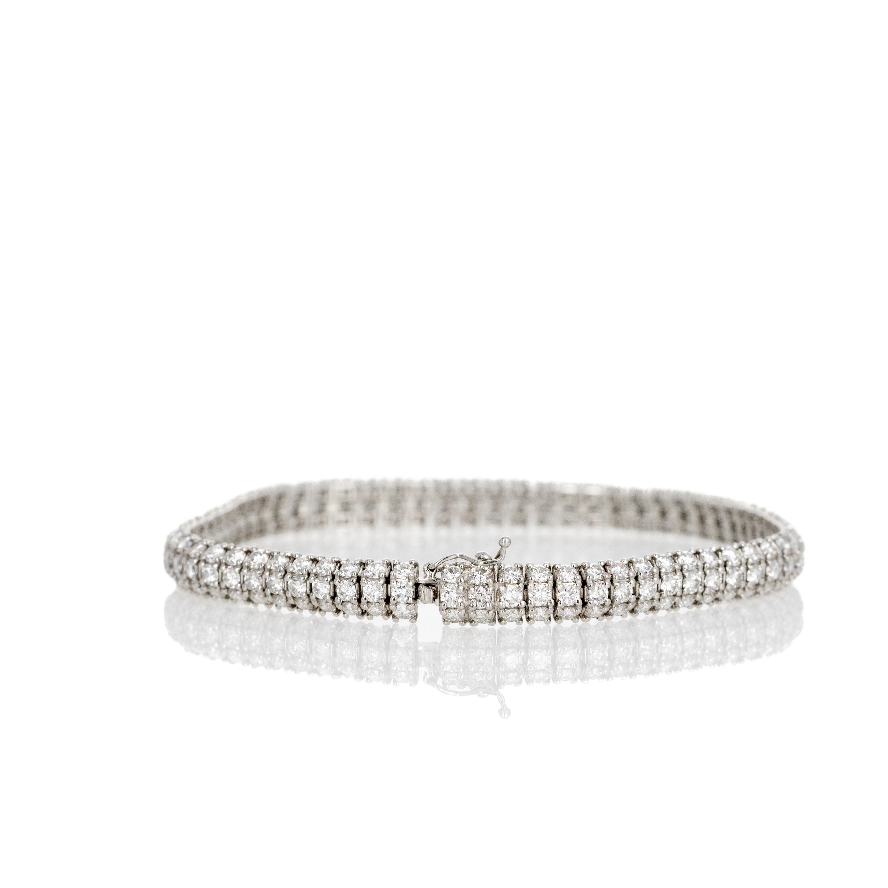 Donna Bracciale in platino con pavé di diamanti rotondi da 6 carati in vendita