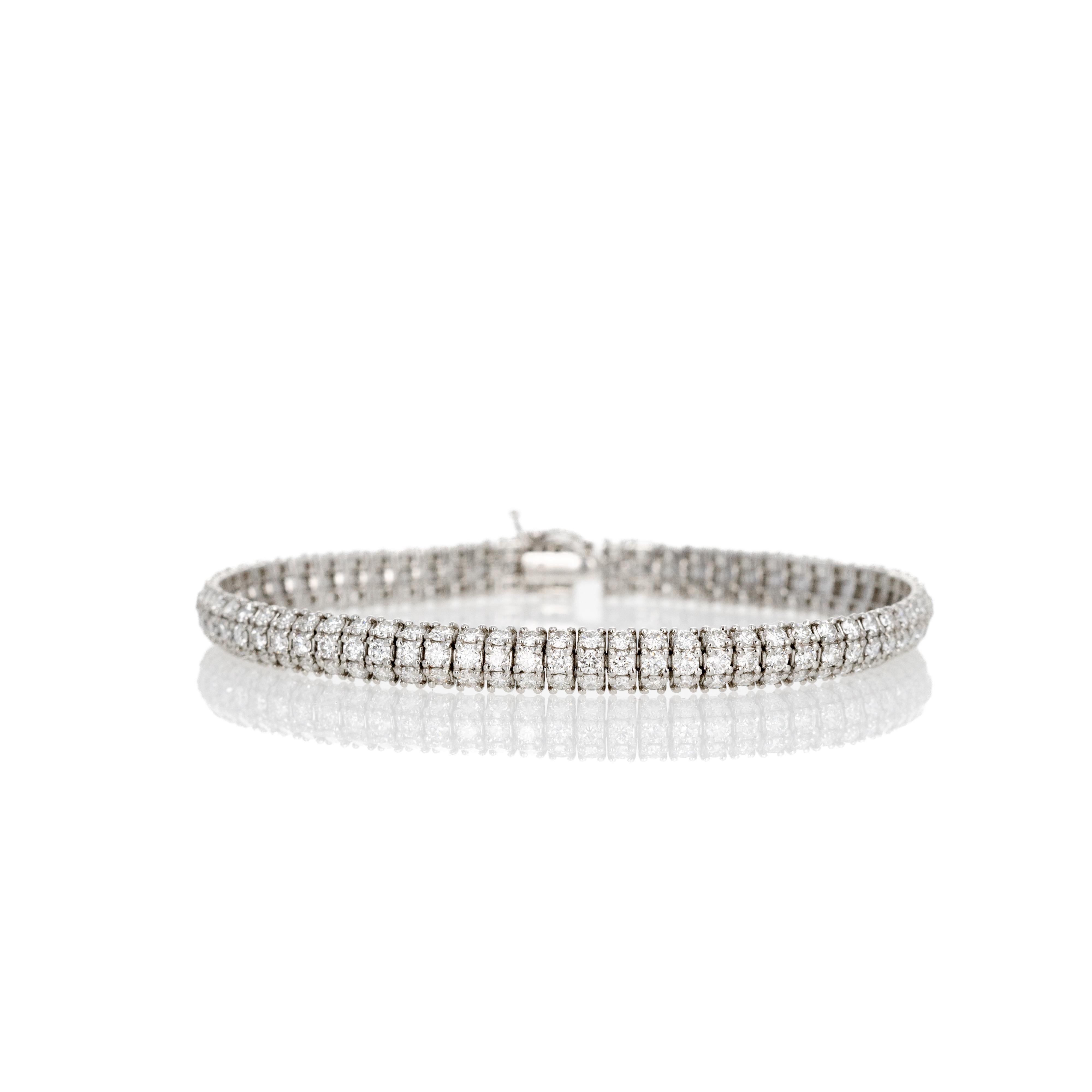 Bracciale in platino con pavé di diamanti rotondi da 6 carati in vendita 1