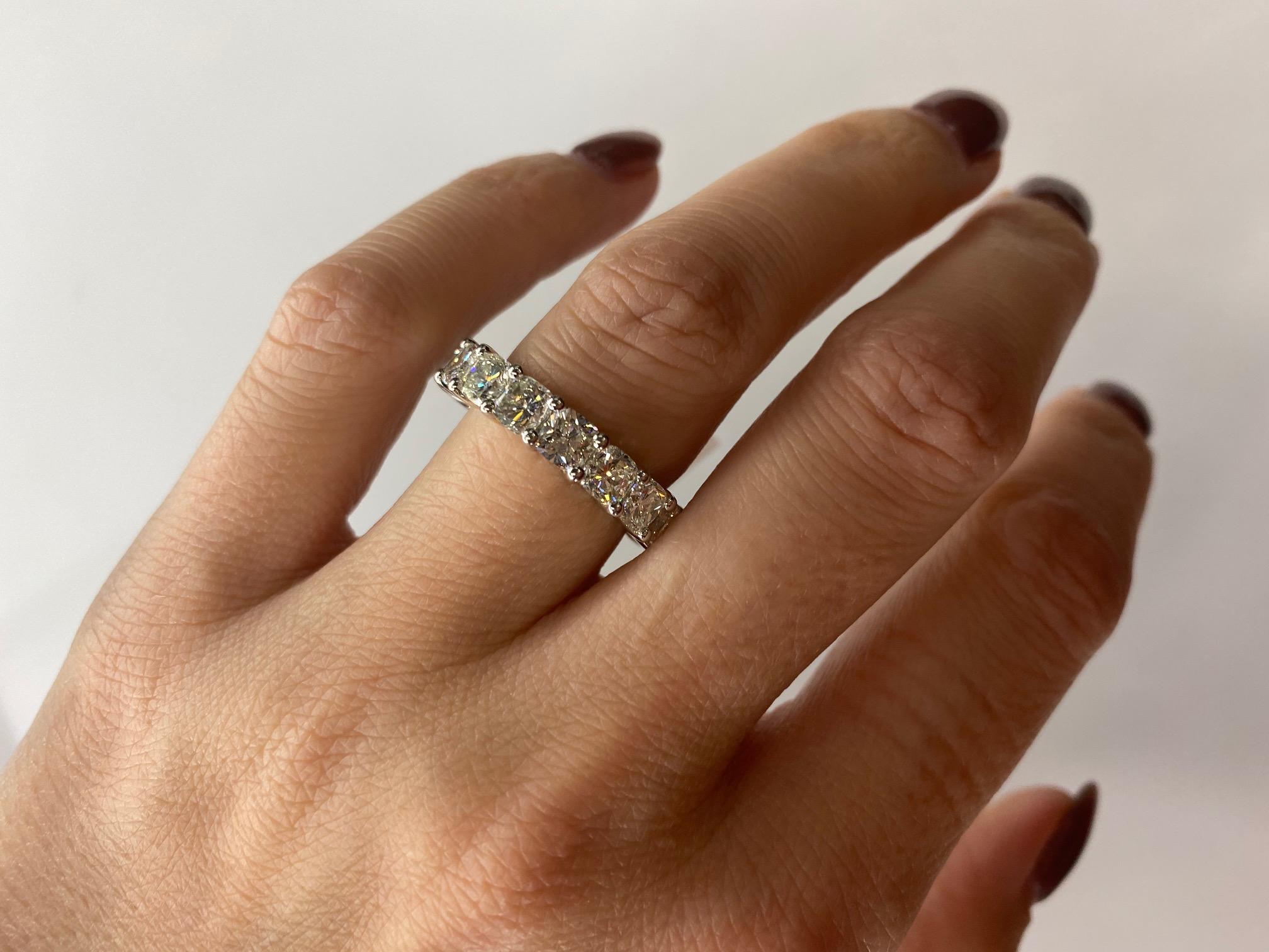 Platin 6,00 Karat Diamant-Eternity-Ring mit Kissenschliff im Zustand „Hervorragend“ im Angebot in New York, NY