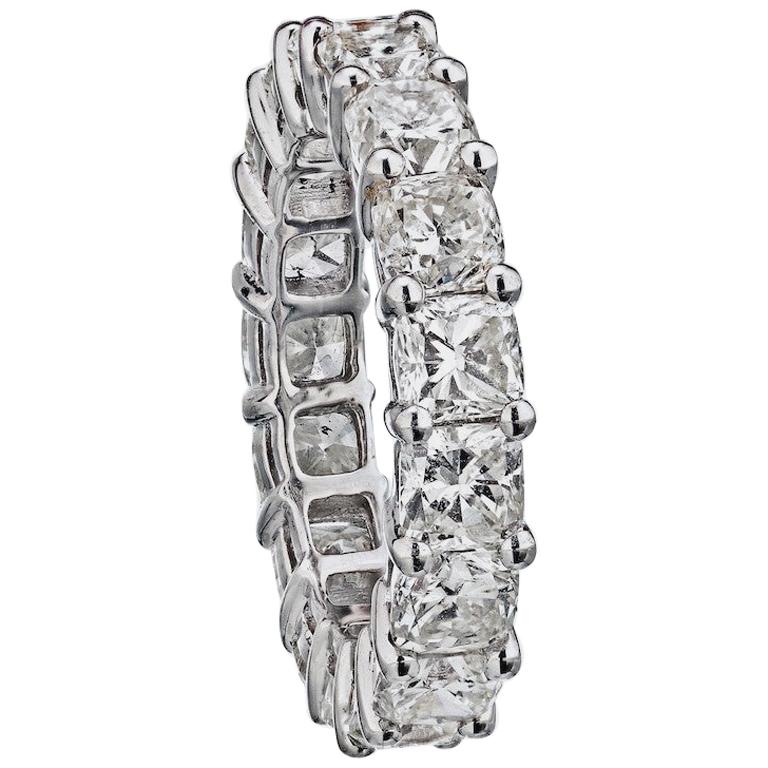 Platin 6,00 Karat Diamant-Eternity-Ring mit Kissenschliff im Angebot