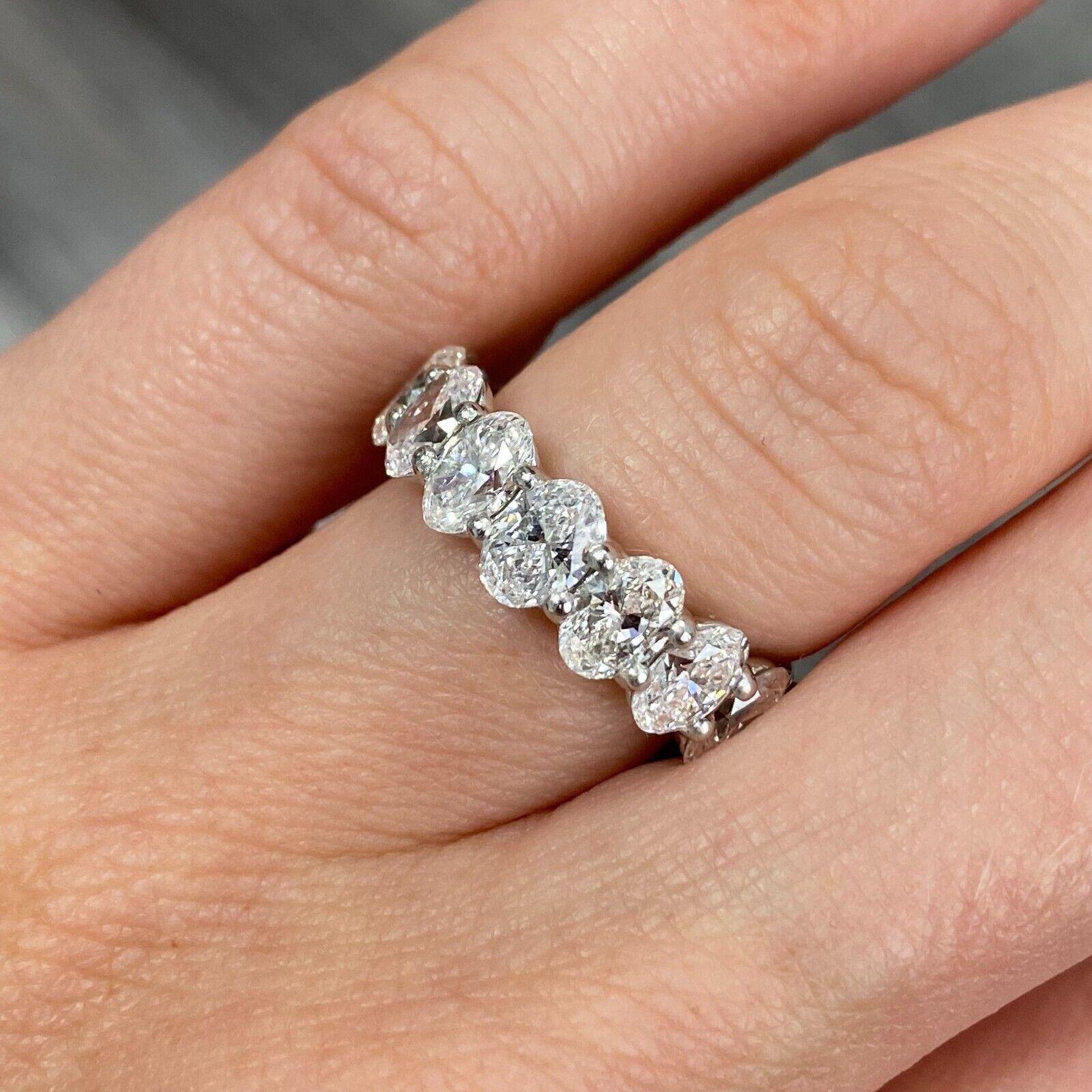 Specifiche:
Metallo: PLATINO
Peso: 6,9 Gr
Pietra principale: Diamante taglio ovale da 6,08 ct.
Colore: D. A.
Chiarezza: VS-SI1
Dimensioni: 5.25-5.5 US