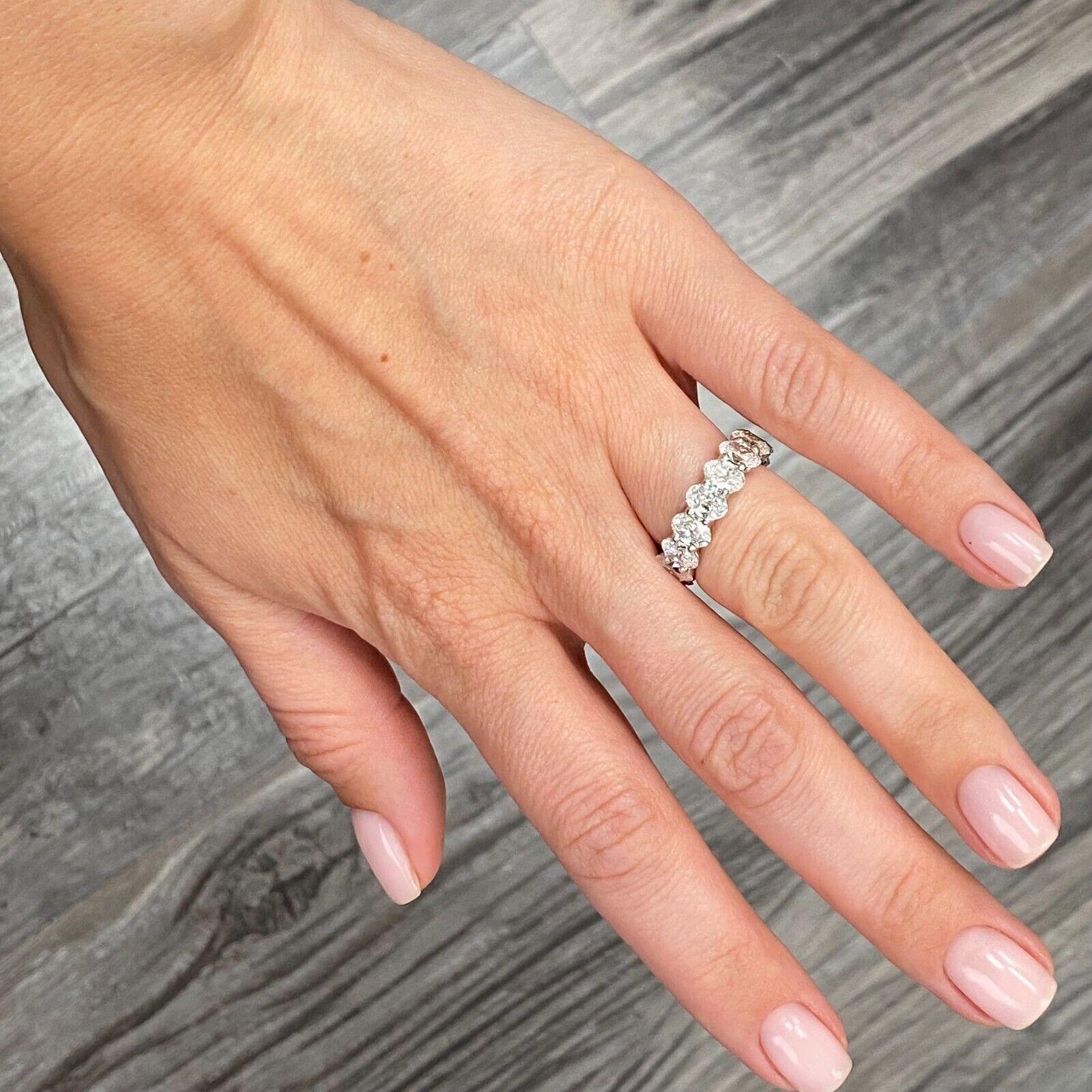Moderno Platino 6,08 carati. Anello di eternità con diamante ovale e rebbi condivisi Alta qualità in vendita