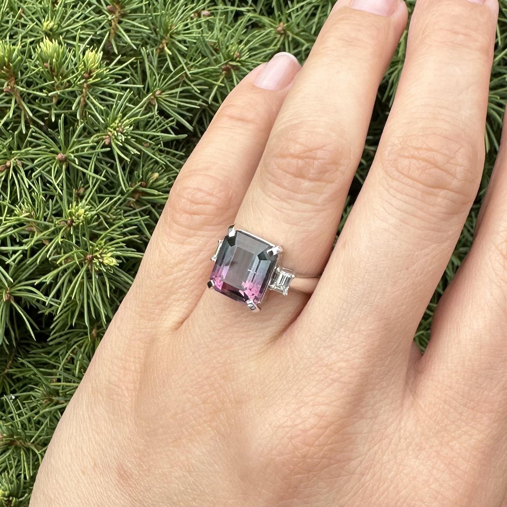 Anello in platino con accenti di diamanti a baguette con tormalina bicolore blu scuro e rosa da 6,15 carati in vendita 5