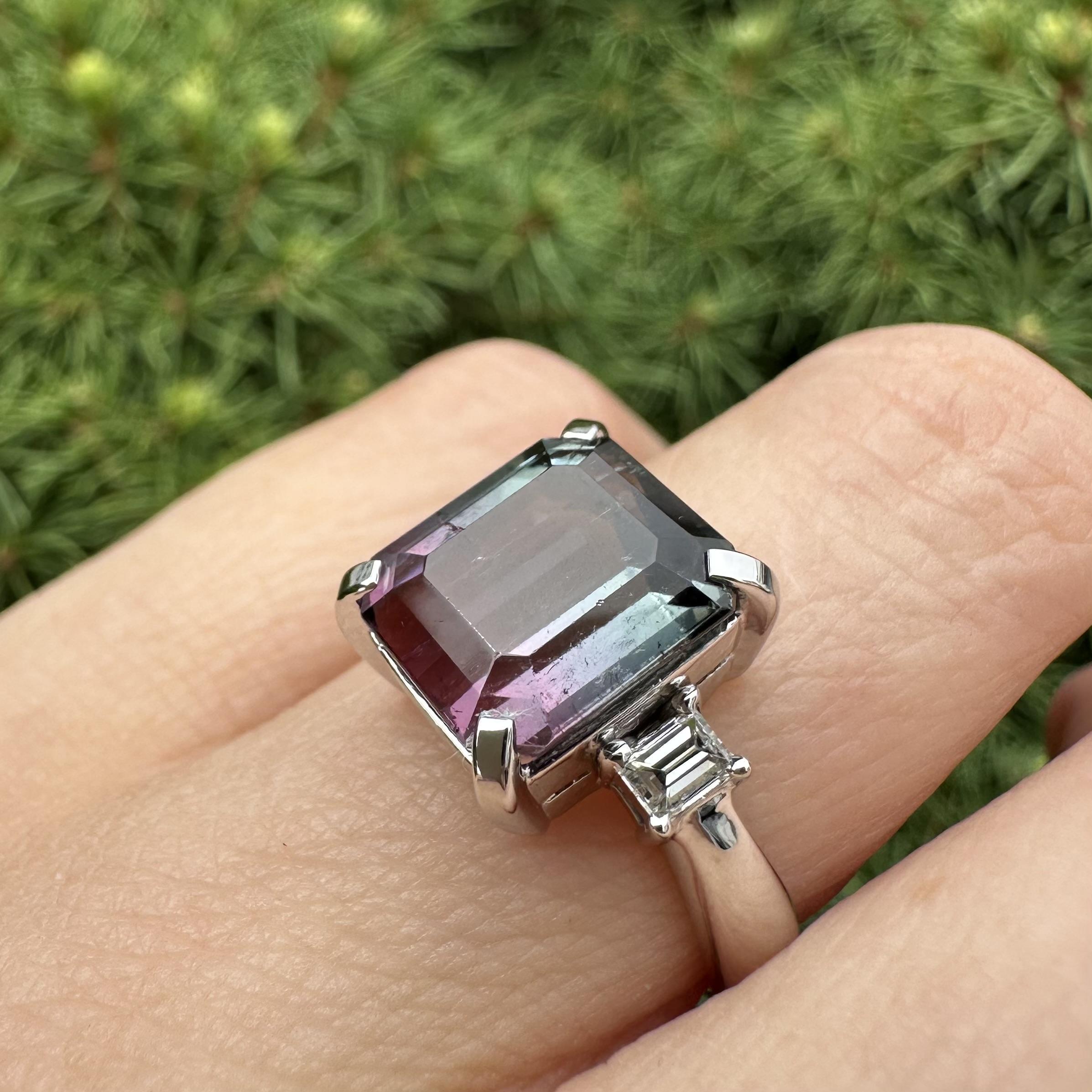 Anello in platino con accenti di diamanti a baguette con tormalina bicolore blu scuro e rosa da 6,15 carati in vendita 6