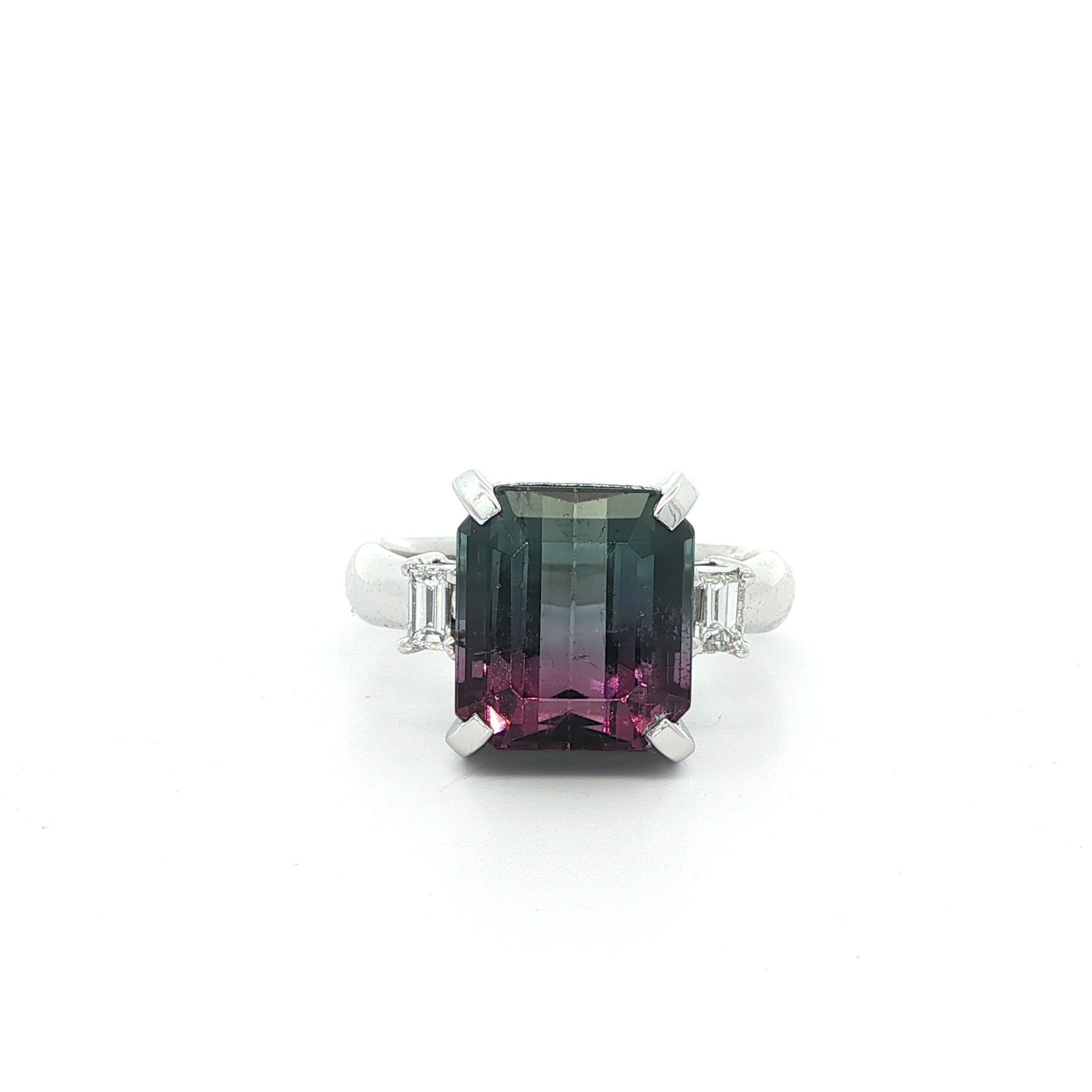 -A. Stone: -
(1) Tormalina naturale autentica - taglio smeraldo - incastonata - bicolore blu scuro e rosa - 10,78 x 9,68 mm (circa) - 5,93ctw (esatto)
(2) Diamanti naturali autentici - taglio baguette - incastonati - colore bianco brillante -