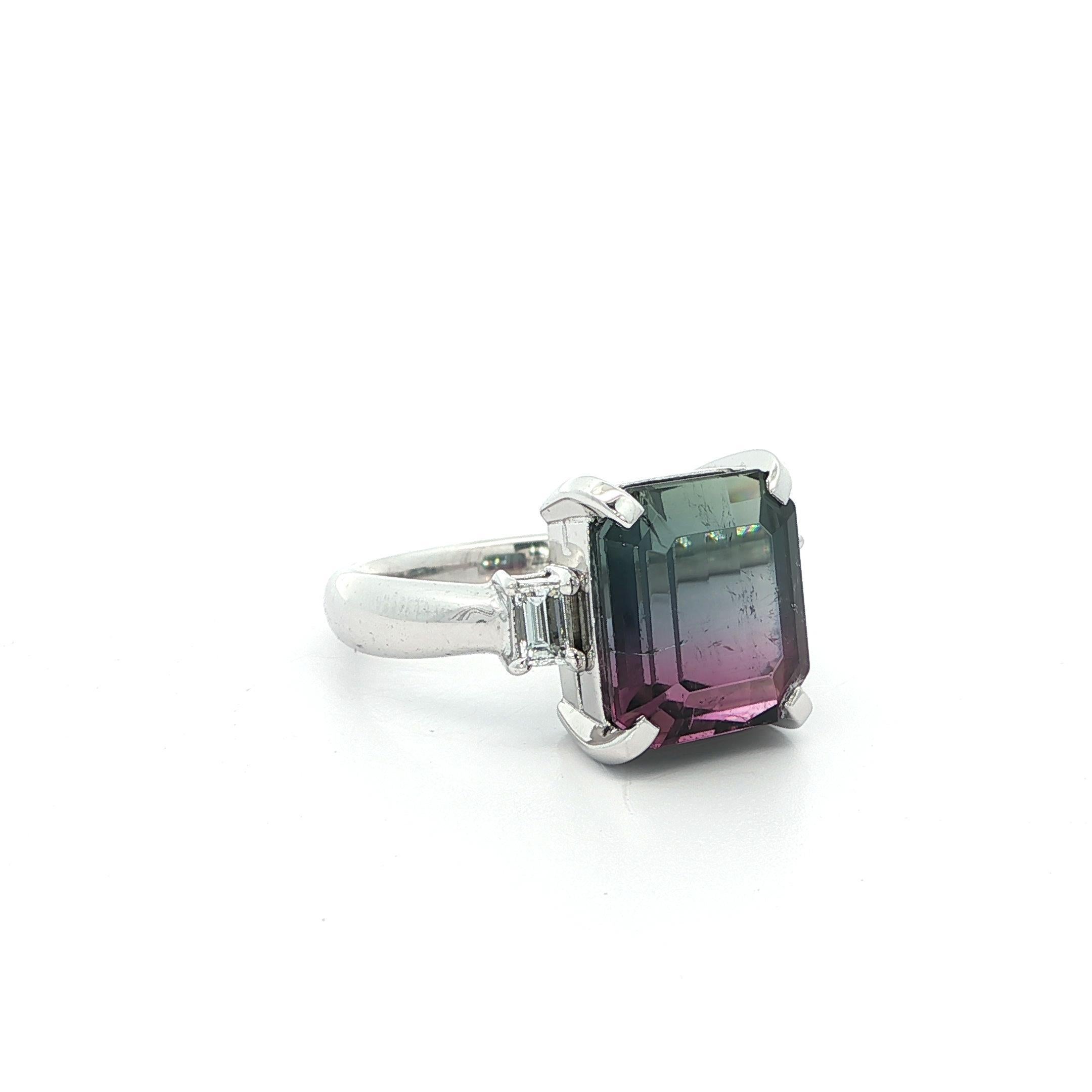 Taglio smeraldo Anello in platino con accenti di diamanti a baguette con tormalina bicolore blu scuro e rosa da 6,15 carati in vendita