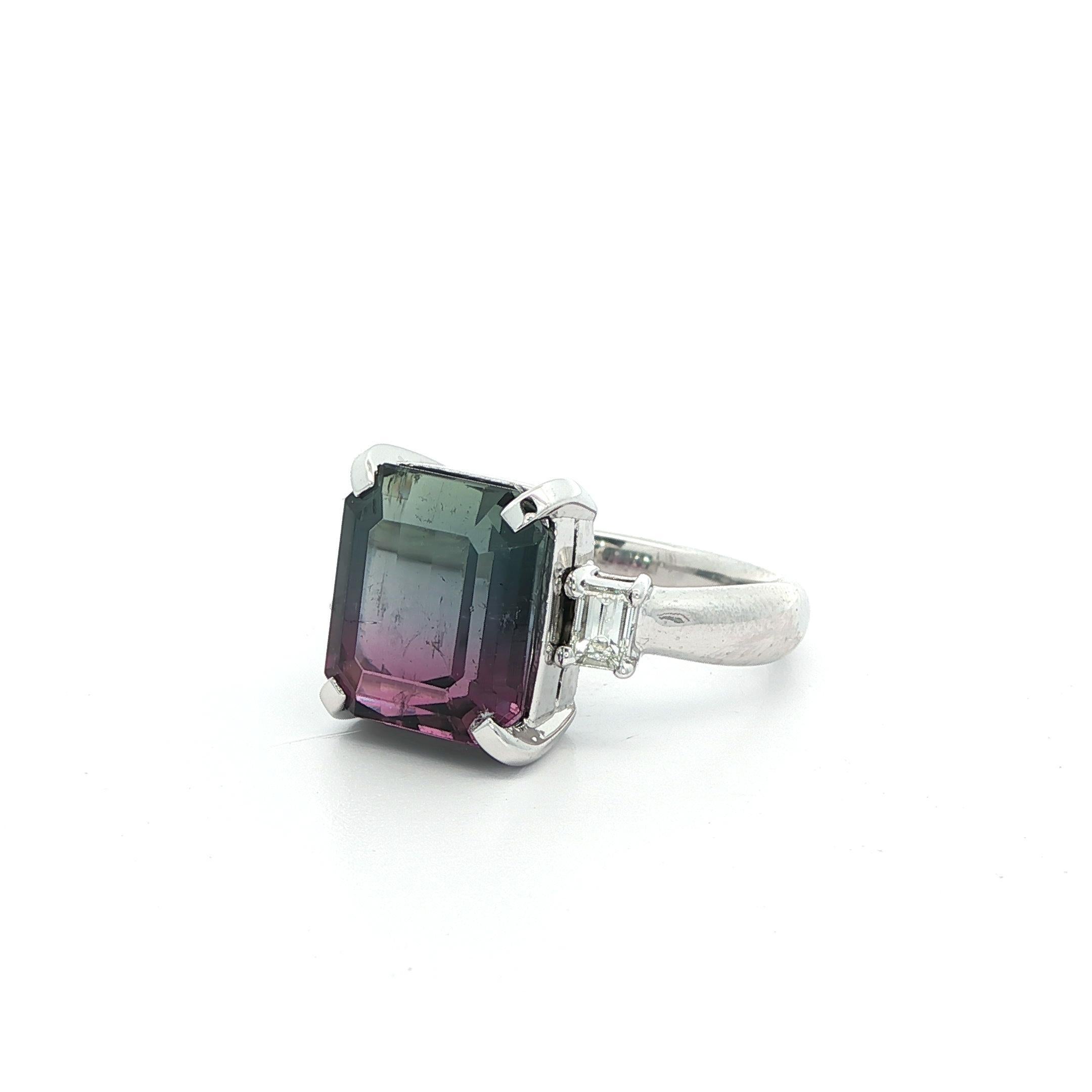 Anello in platino con accenti di diamanti a baguette con tormalina bicolore blu scuro e rosa da 6,15 carati In condizioni ottime in vendita a Montclair, NJ