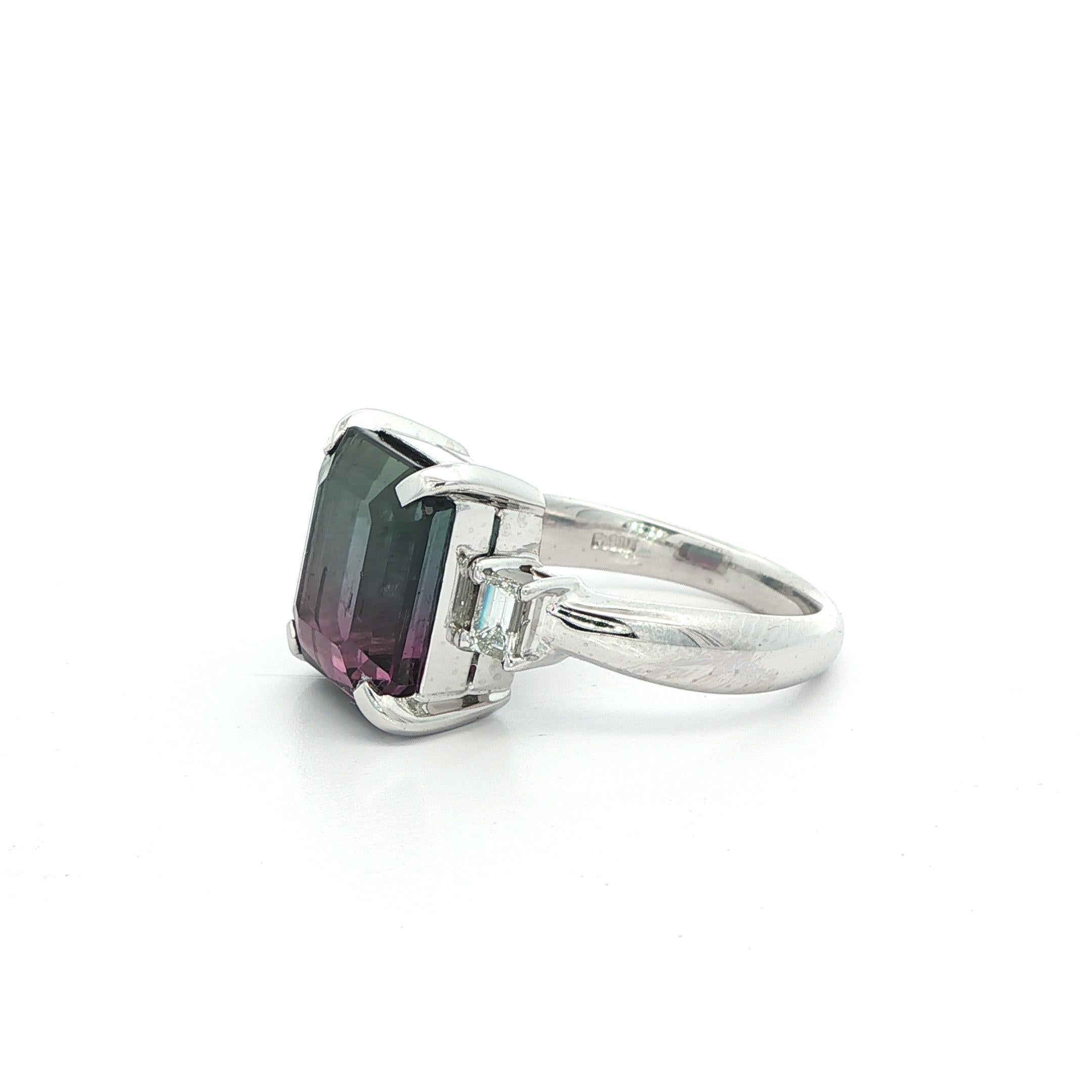 Donna Anello in platino con accenti di diamanti a baguette con tormalina bicolore blu scuro e rosa da 6,15 carati in vendita