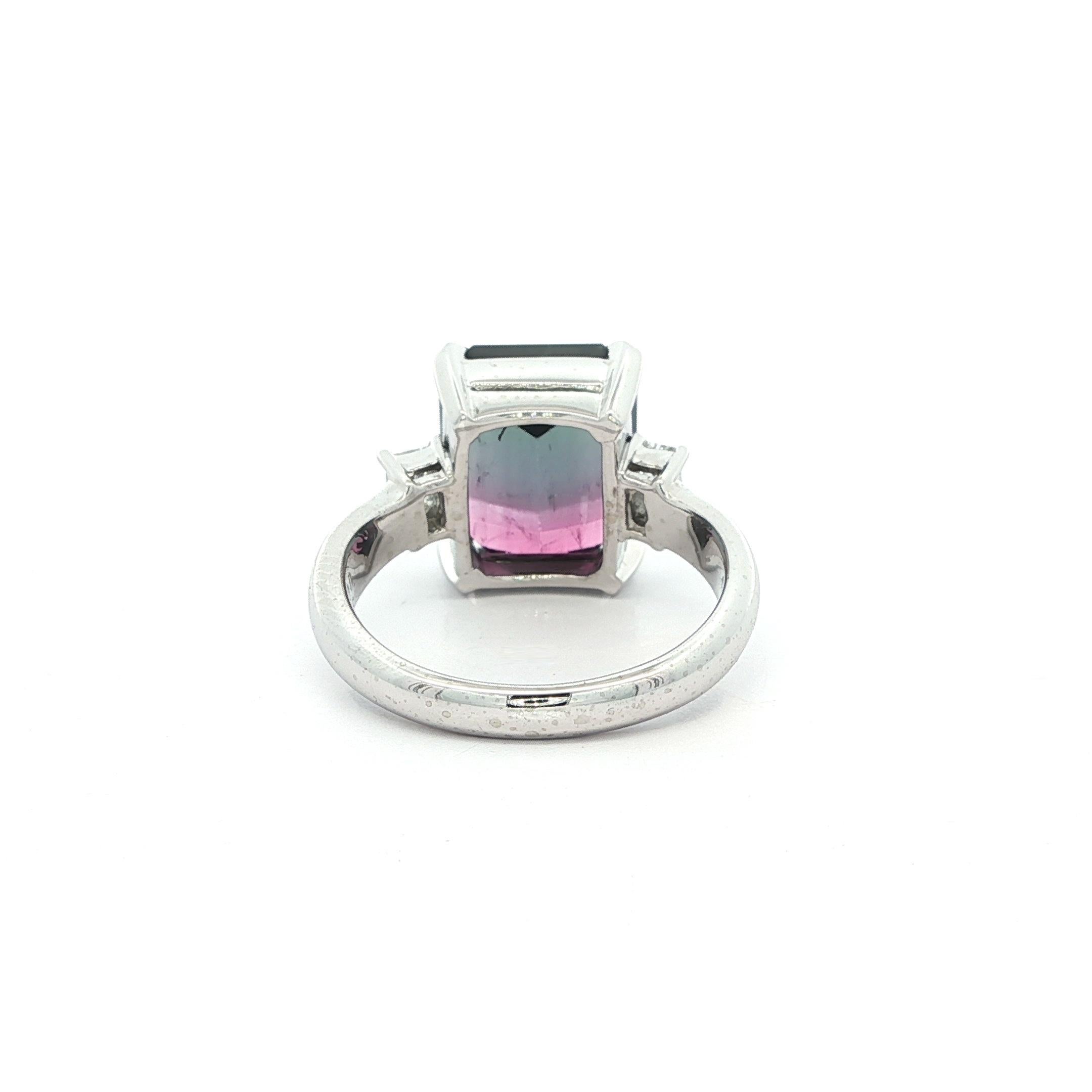 Anello in platino con accenti di diamanti a baguette con tormalina bicolore blu scuro e rosa da 6,15 carati in vendita 1