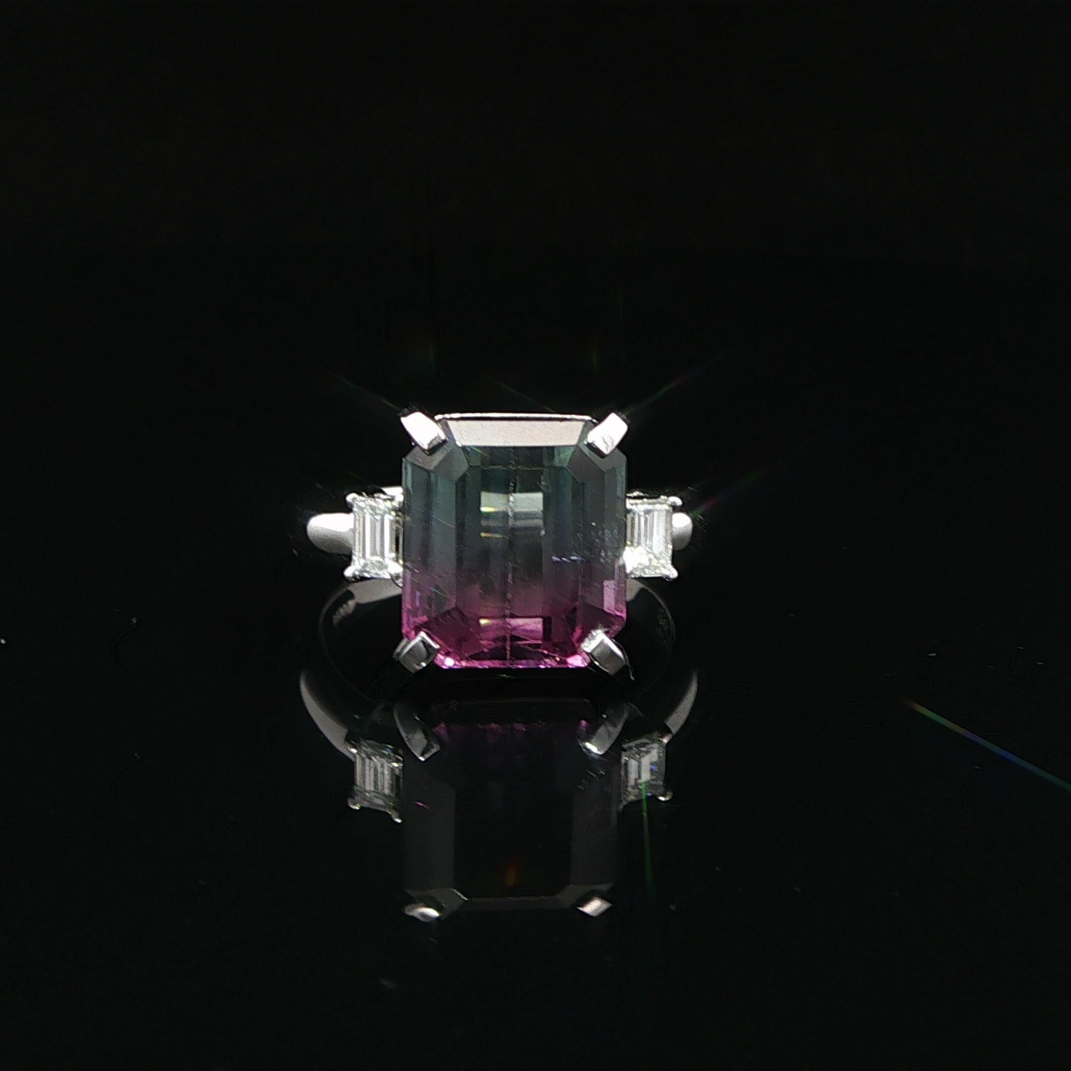 Anello in platino con accenti di diamanti a baguette con tormalina bicolore blu scuro e rosa da 6,15 carati in vendita 2