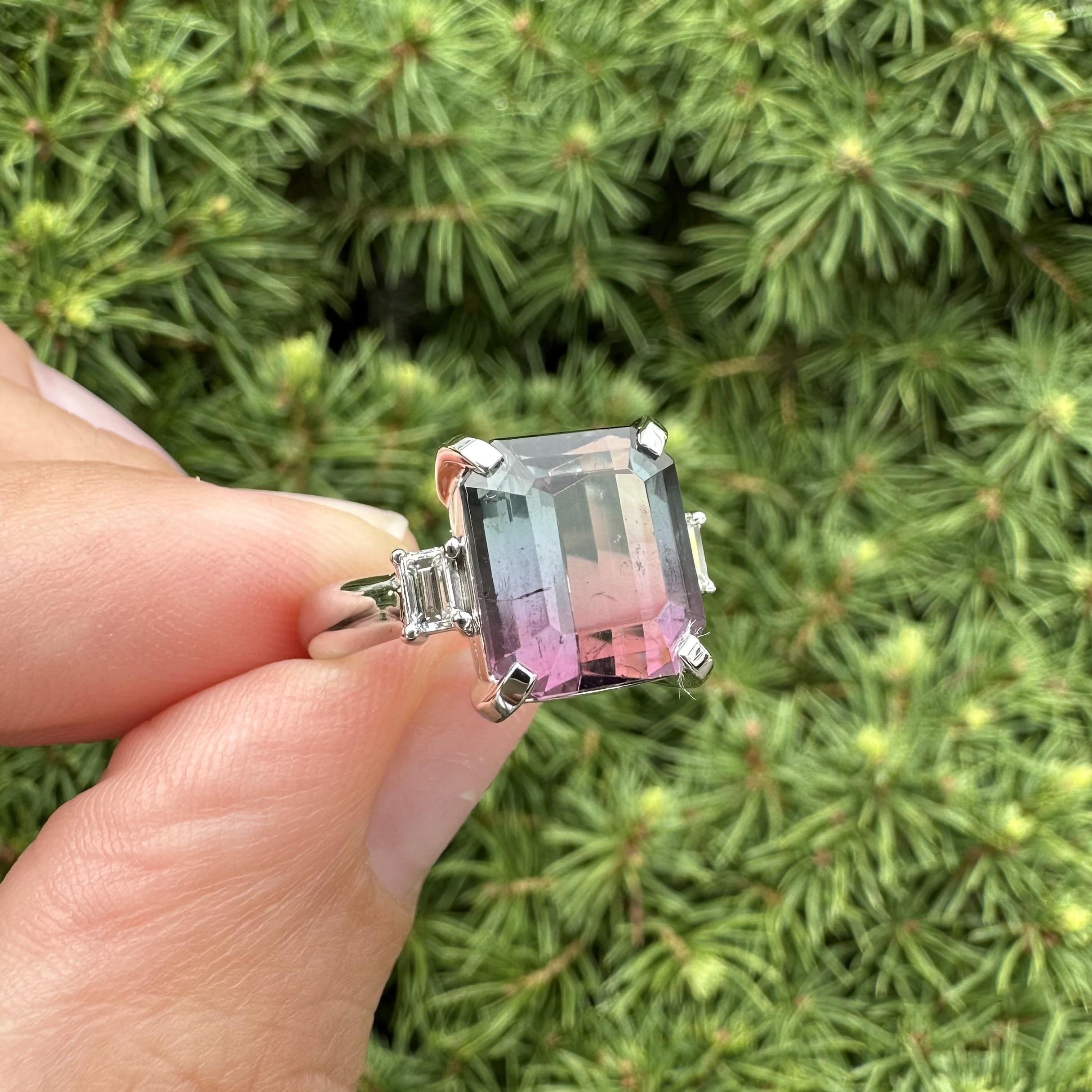 Anello in platino con accenti di diamanti a baguette con tormalina bicolore blu scuro e rosa da 6,15 carati in vendita 3