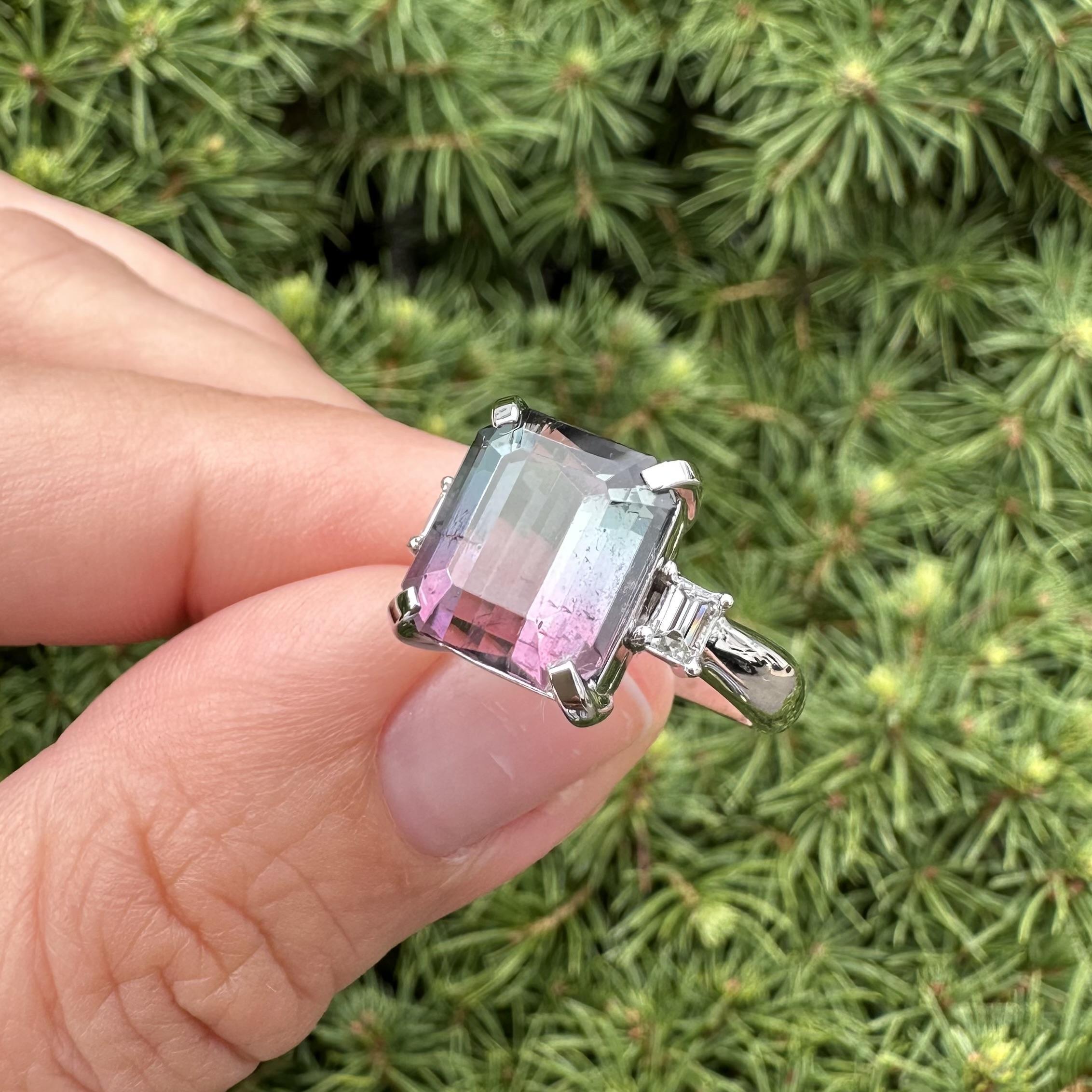 Anello in platino con accenti di diamanti a baguette con tormalina bicolore blu scuro e rosa da 6,15 carati in vendita 4