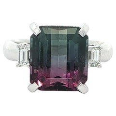 Anello in platino con accenti di diamanti a baguette con tormalina bicolore blu scuro e rosa da 6,15 carati