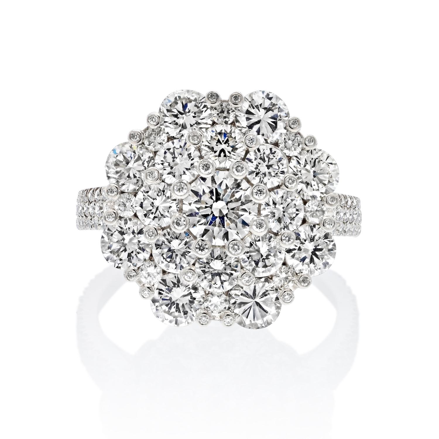 A Shimmering Masterpiece: The Platinum Diamond Cluster Flower Ring.

In the world of high-end jewelry, there are pieces that stand out not only for their sheer beauty but also for the extraordinary craftsmanship behind them. This handcrafted