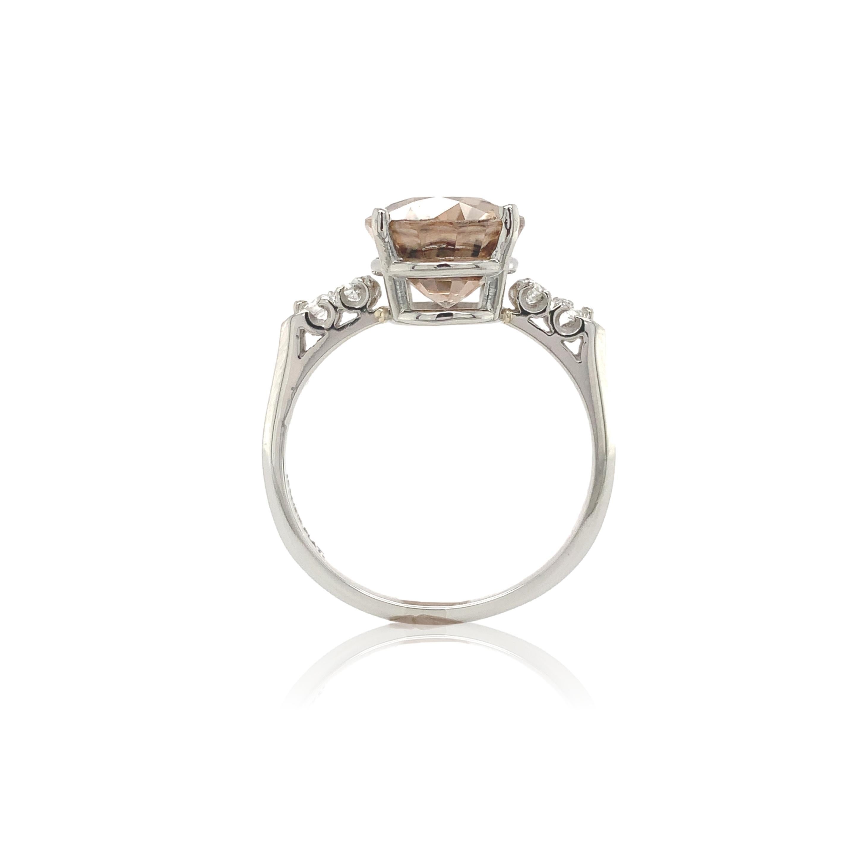 Anello di platino con zircone e diamante color champagne o marrone cioccolato chiaro. Lo zircone ovale taglio brillante misura circa 10,6 mm x 9,4 mm e pesa 6,37 carati. Lo zircone è impreziosito da 4 piccoli diamanti rotondi di circa 2 mm per un