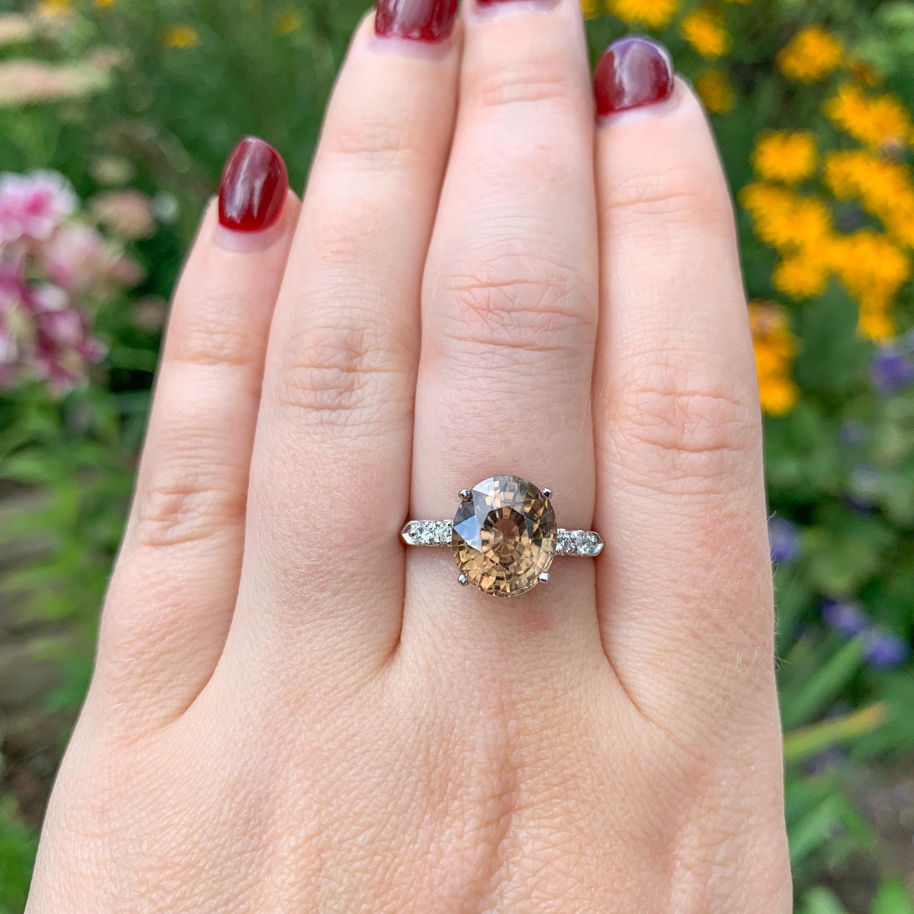 Anello in platino con zircone champagne/marrone chiaro da 6,37 carati e diamanti, misura 7,75 in vendita 2