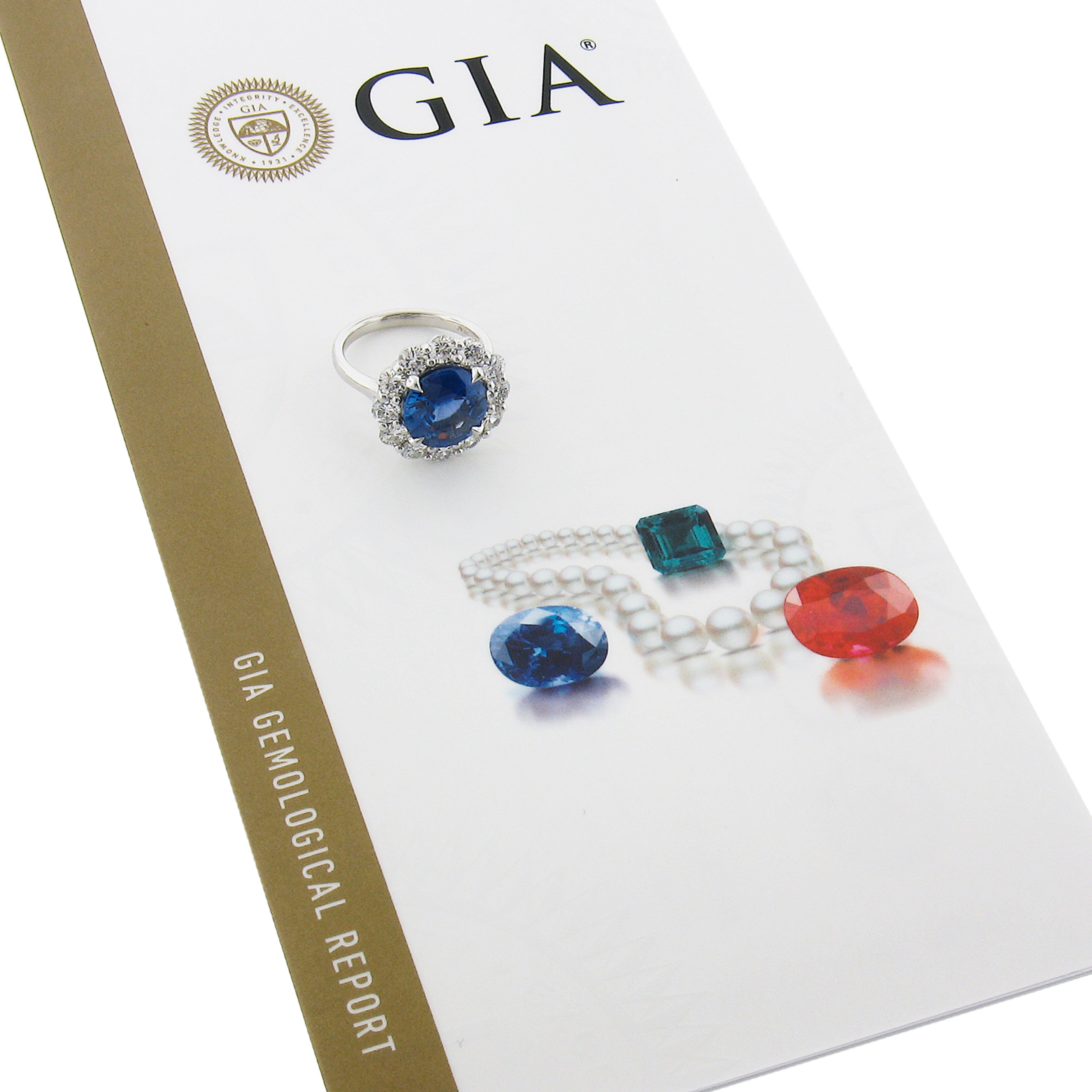 Anello in platino con zaffiro rotondo GIA da 6,42 carati e diamante a forma di aureola a basso profilo in vendita 5