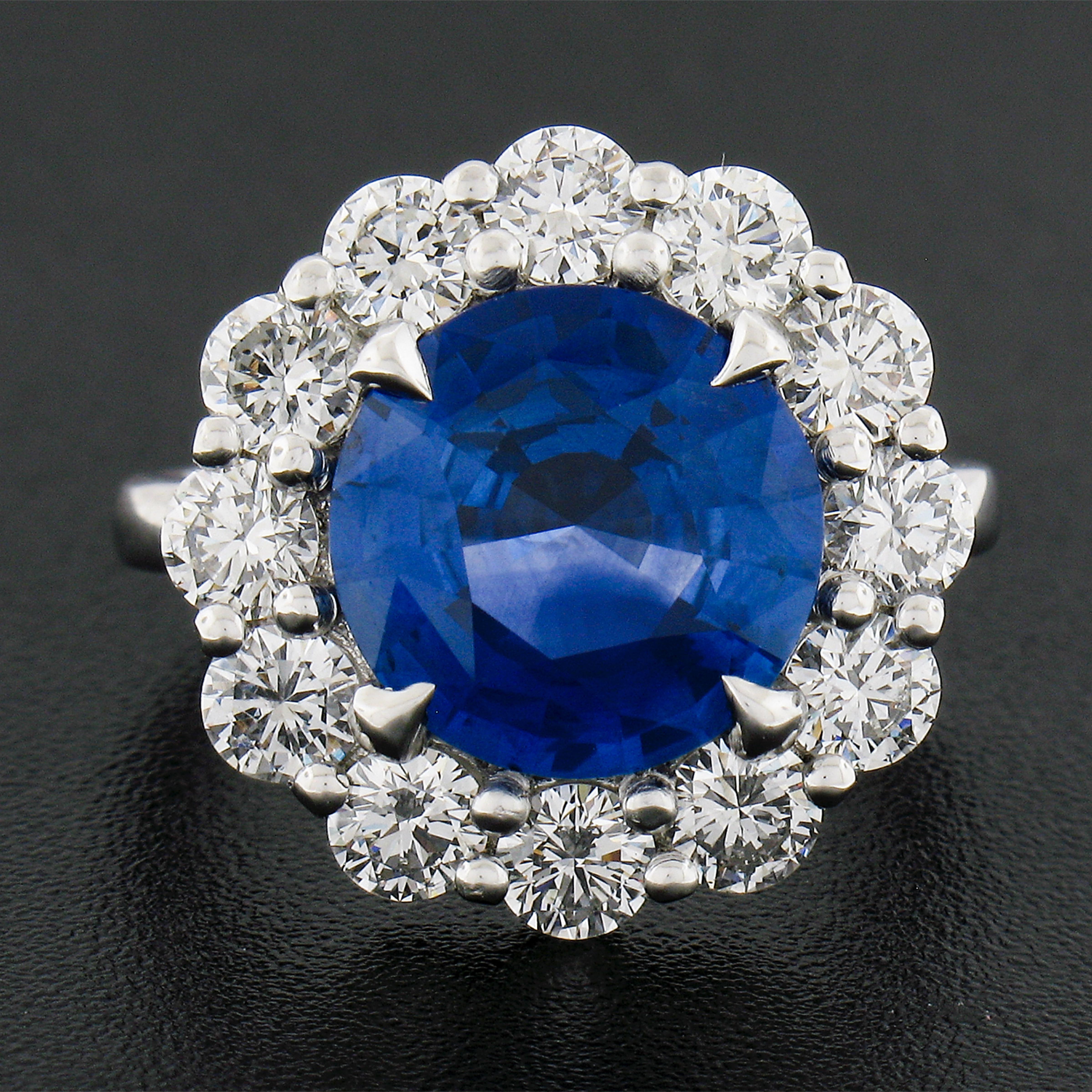 Taglio rotondo Anello in platino con zaffiro rotondo GIA da 6,42 carati e diamante a forma di aureola a basso profilo in vendita